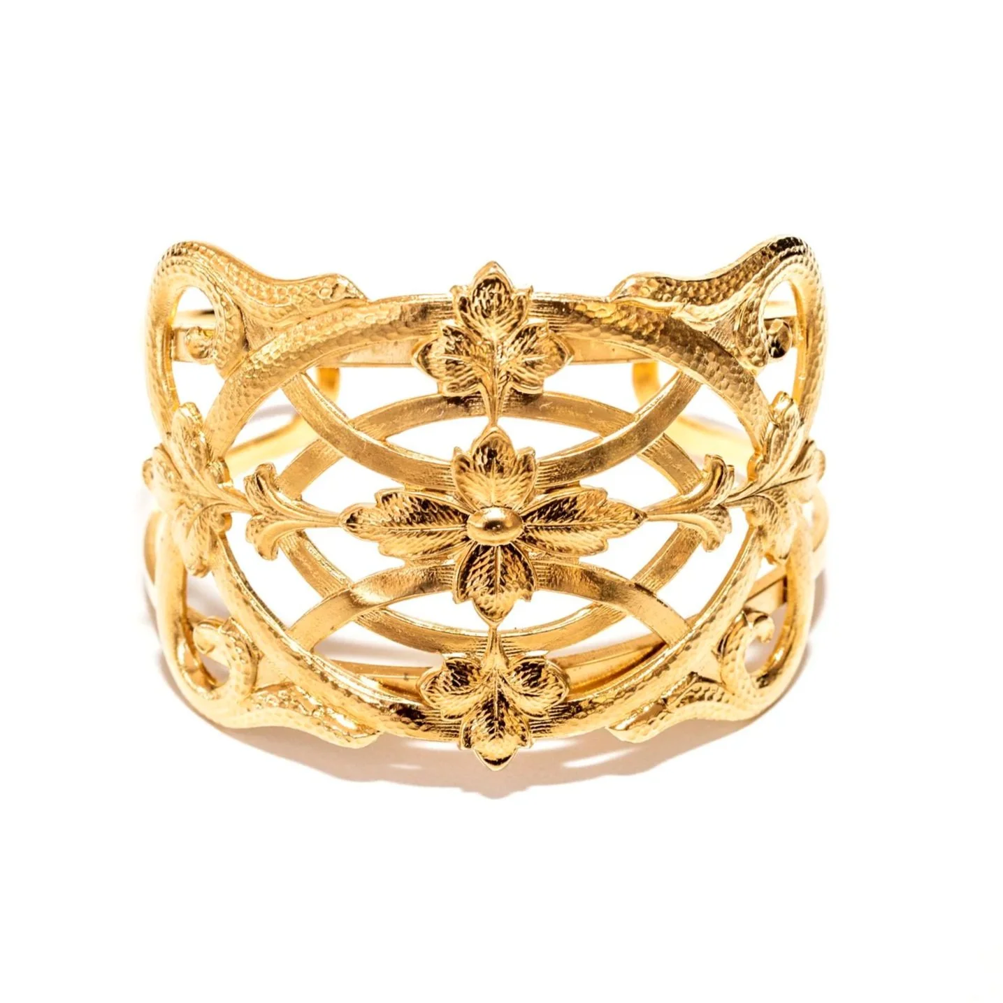 Gros plan sur le bracelet manchette Aurore, détail du motif et de la finition dorée