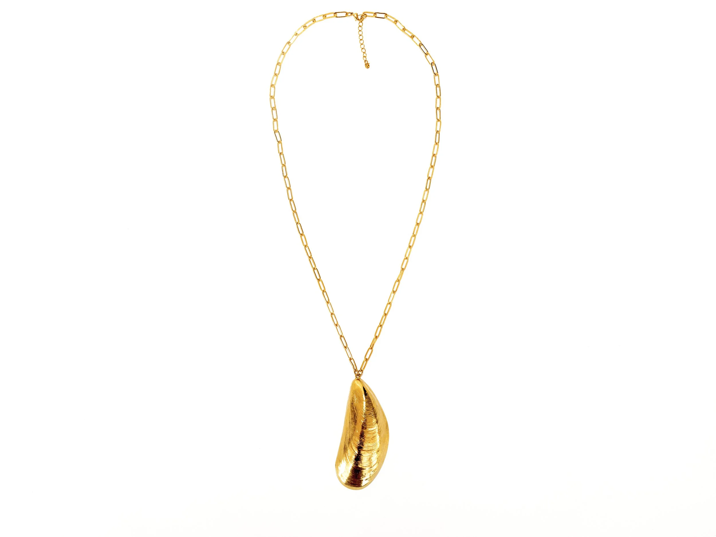 Collier moule doré vu sous un autre angle