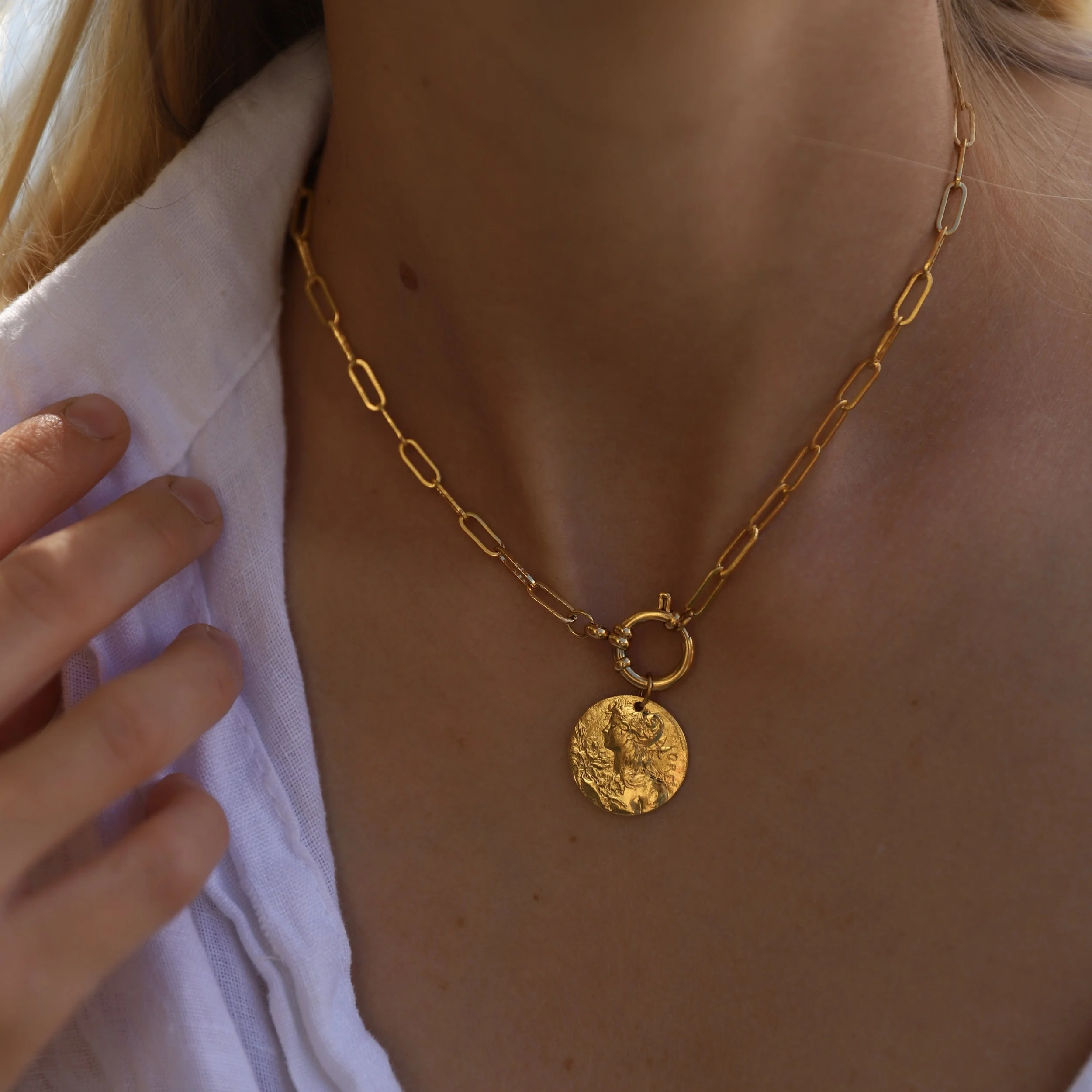 Collier médaille Flore doré