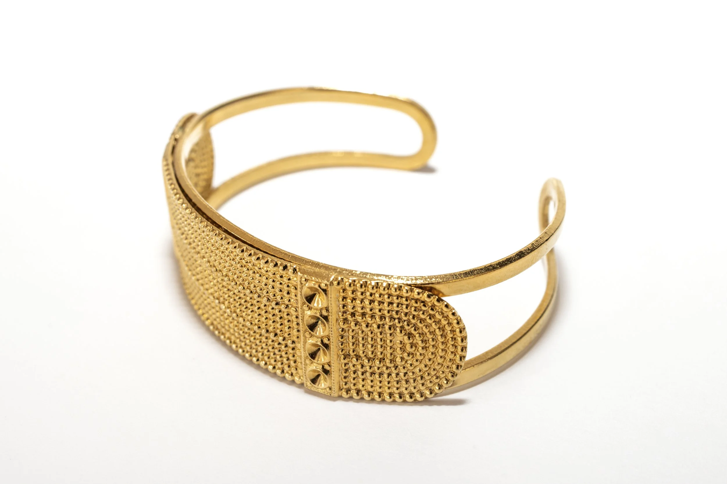 Bracelet manchette Bellanda doré vu sous un autre angle