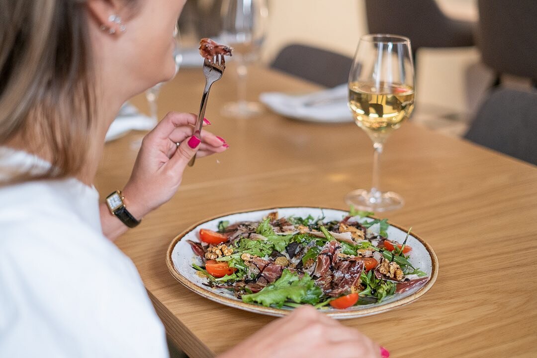 As coisas simples s&atilde;o sempre as melhores😉 J&aacute; provou a nossa salada ib&eacute;rica?

Fa&ccedil;a j&aacute; a sua reserva 📞927 711 573!