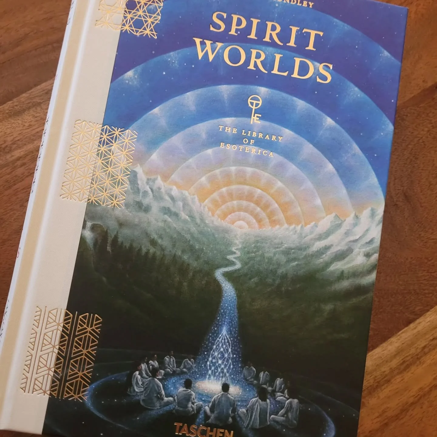 A voyage through mysterious and haunted lands, the sixth volume of The Library Esoterica delves into the art, rituals, and global mythologies of the spirit realms. Unearthing our complex beliefs around death, rebirth and resurrection, we explore the 