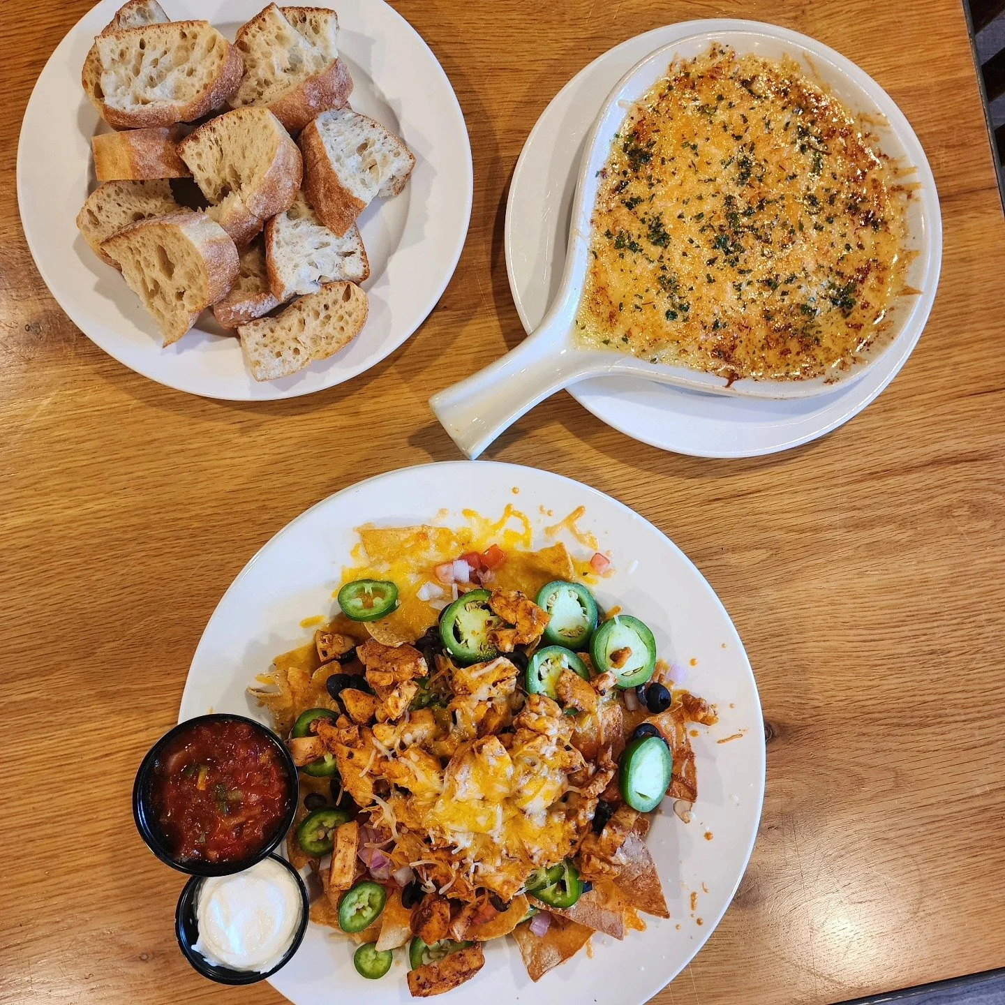 ARTICHOKE + CRAB DIP
CHICKEN NACHOS