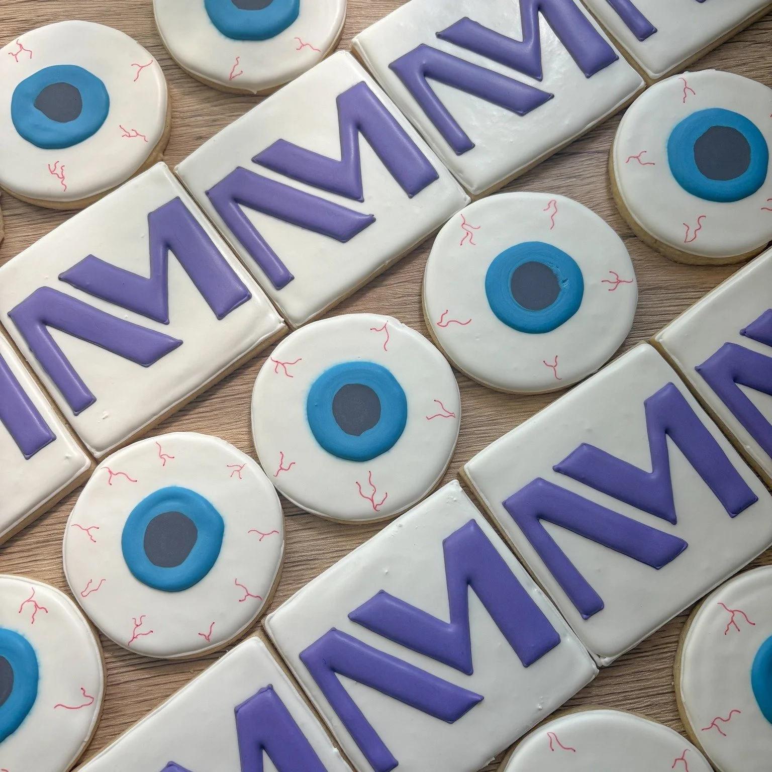 Baby Bro is FINALLY home (after 14 years!) and embarking on his new adventure as an Ophthalmologist (yay for the retina!) These cookies celebrate his new job! Yay!
&bull;
🇮🇱 My heart is always with the people of Israel 🇮🇱 #amyisraelchai #stopjewh