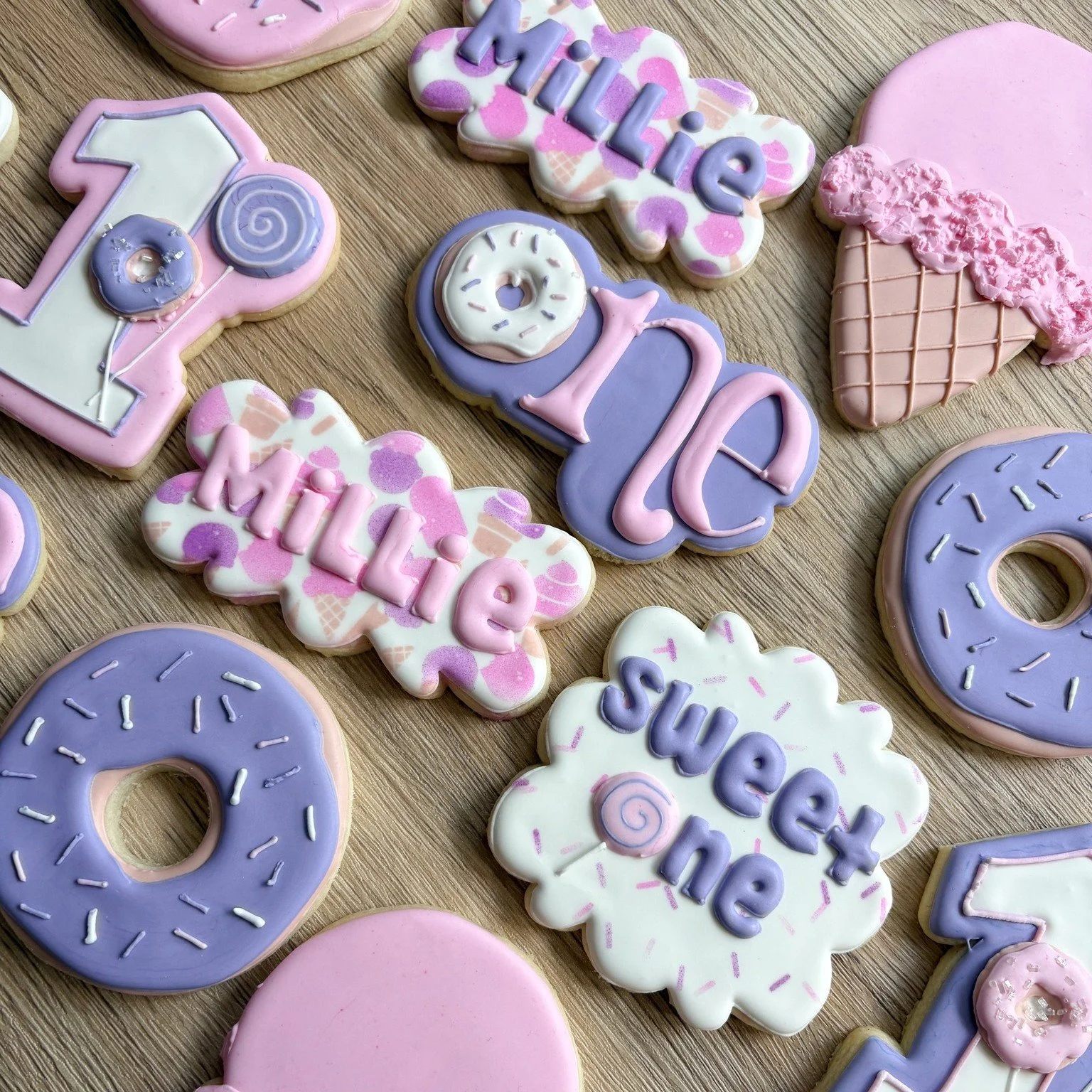It's FriYAY! Hope it's a &quot;Sweet One&quot; for you all!
&bull;
🇮🇱 My heart is always with the people of Israel 🇮🇱 #amyisraelchai #stopjewhate #bringthemhome
&bull;
#Sweetsbymichelle #sweets #desserts #cookies #customcookies #sugarcookies #sug