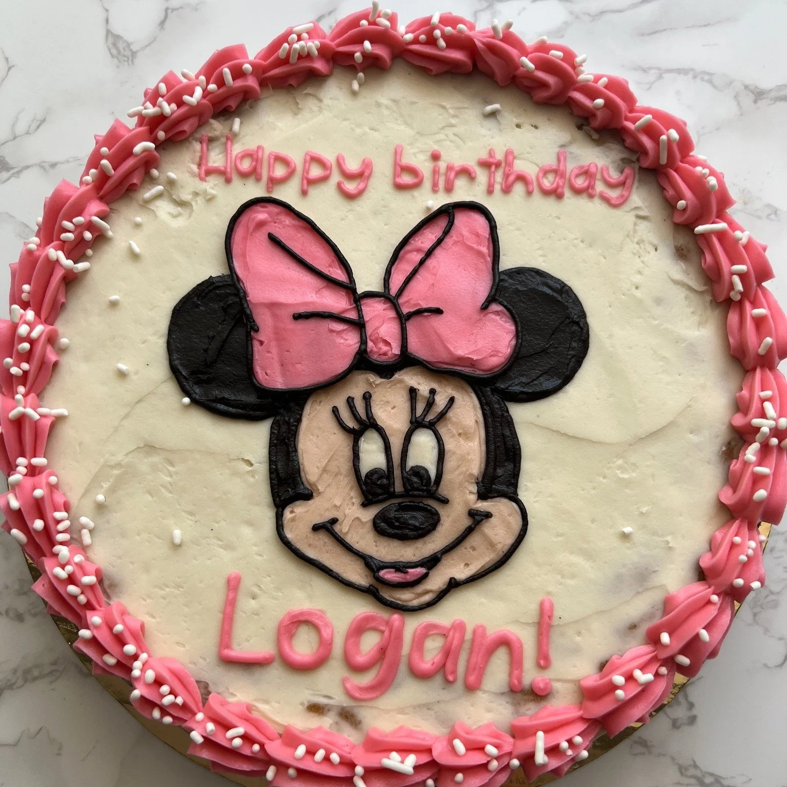 🎀🐭 Oh Minnie, this cookie cake is almost too sweet to eat! 🍪💕 Perfectly pink, polka-dotted, and topped with a bow, it&rsquo;s the ultimate centerpiece for a magical celebration. ✨

Whether for a birthday or just a day filled with Disney love, thi