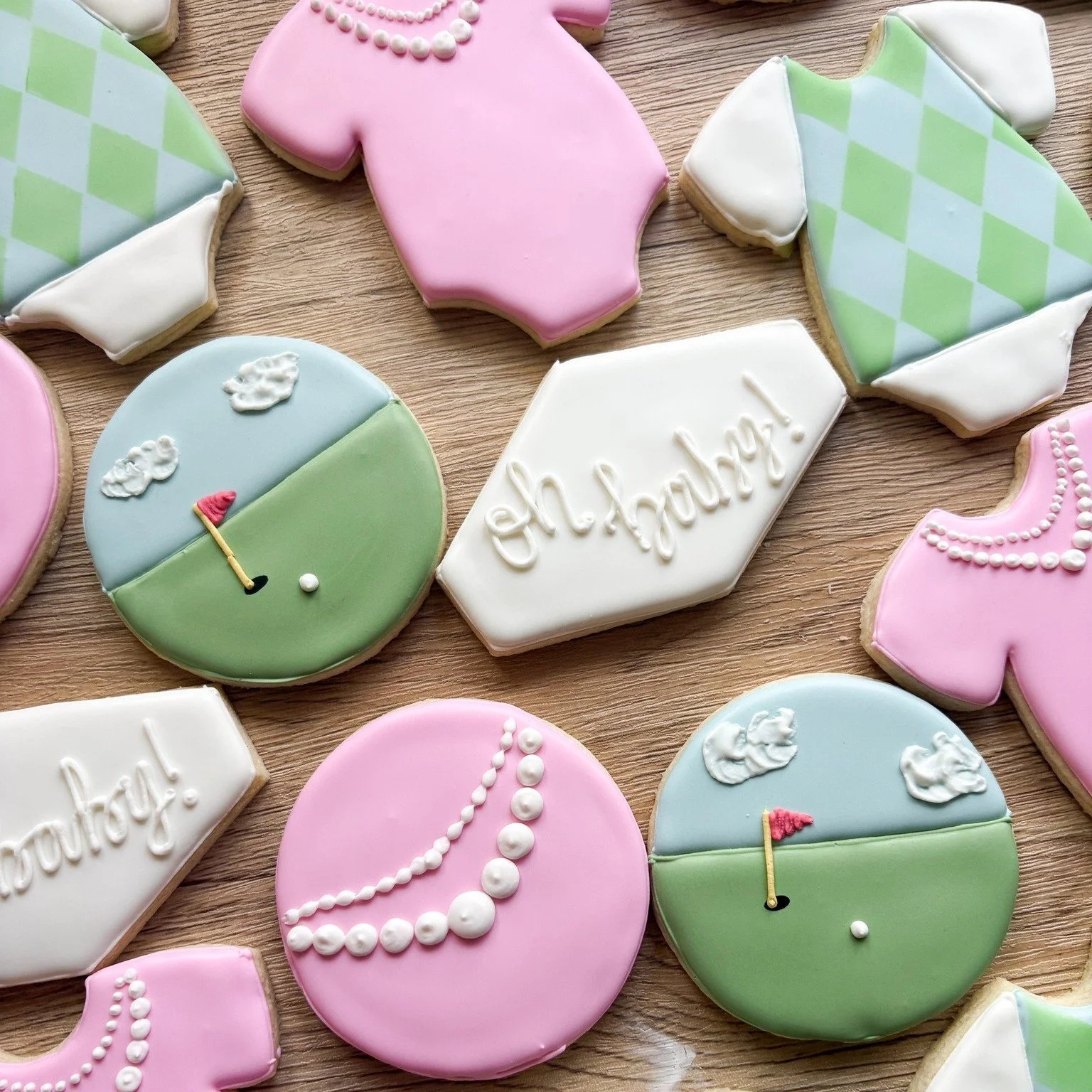 ⛳✨ He or She? Let&rsquo;s Tee Off! ✨💖💙
Celebrate your big reveal in style with our Putters &amp; Pearls Gender Reveal Sugar Cookie Set!

Hand-decorated golf-themed cookies 🏌️&zwj;♀️

Elegant pearl accents for a chic touch

Perfect for your gender 