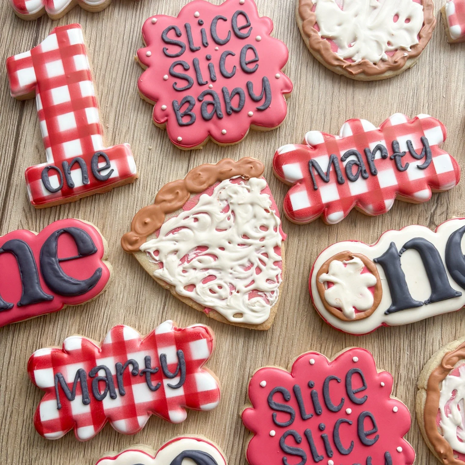 🍕✨ Pizza&hellip; but make it cookies ✨🍕

These pizza-themed decorated sugar cookies were a total slice of fun to create &mdash; cheesy details, golden crust perfection, and all the &ldquo;extra toppings please&rdquo; vibes 😍🍪

Perfect for birthda