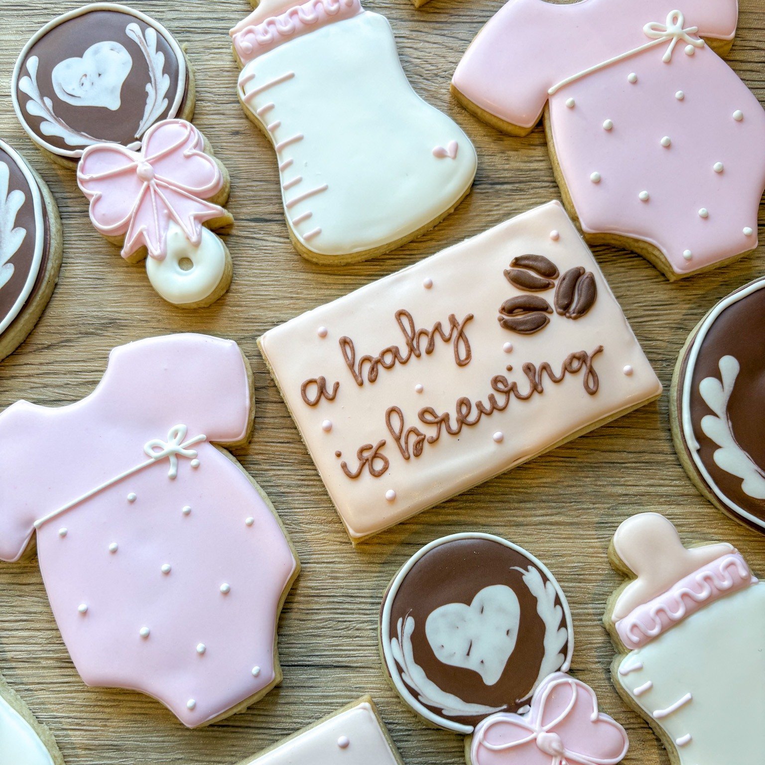 ☕️👶 A Baby Is Brewing! 👶☕️
The sweetest little announcement &mdash; with a caffeine-inspired twist 😍

These &ldquo;A Baby Is Brewing&rdquo; coffee-themed decorated sugar cookies were made for the most adorable celebration &mdash; complete with coz