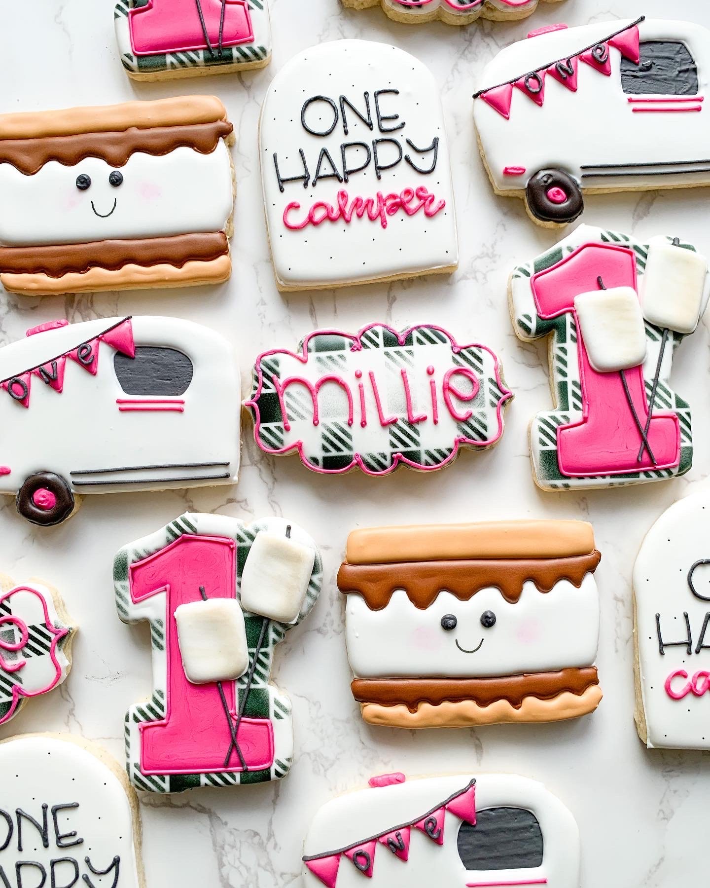 🏕️🌲 Happy Camper! 🌲🏕️

Adventure is out there, and these Happy Camper cookies are packed with all the cozy camping vibes! From tents and campfires to pine trees, mountains, and s'mores-inspired details, this custom set was made for an outdoor-lov