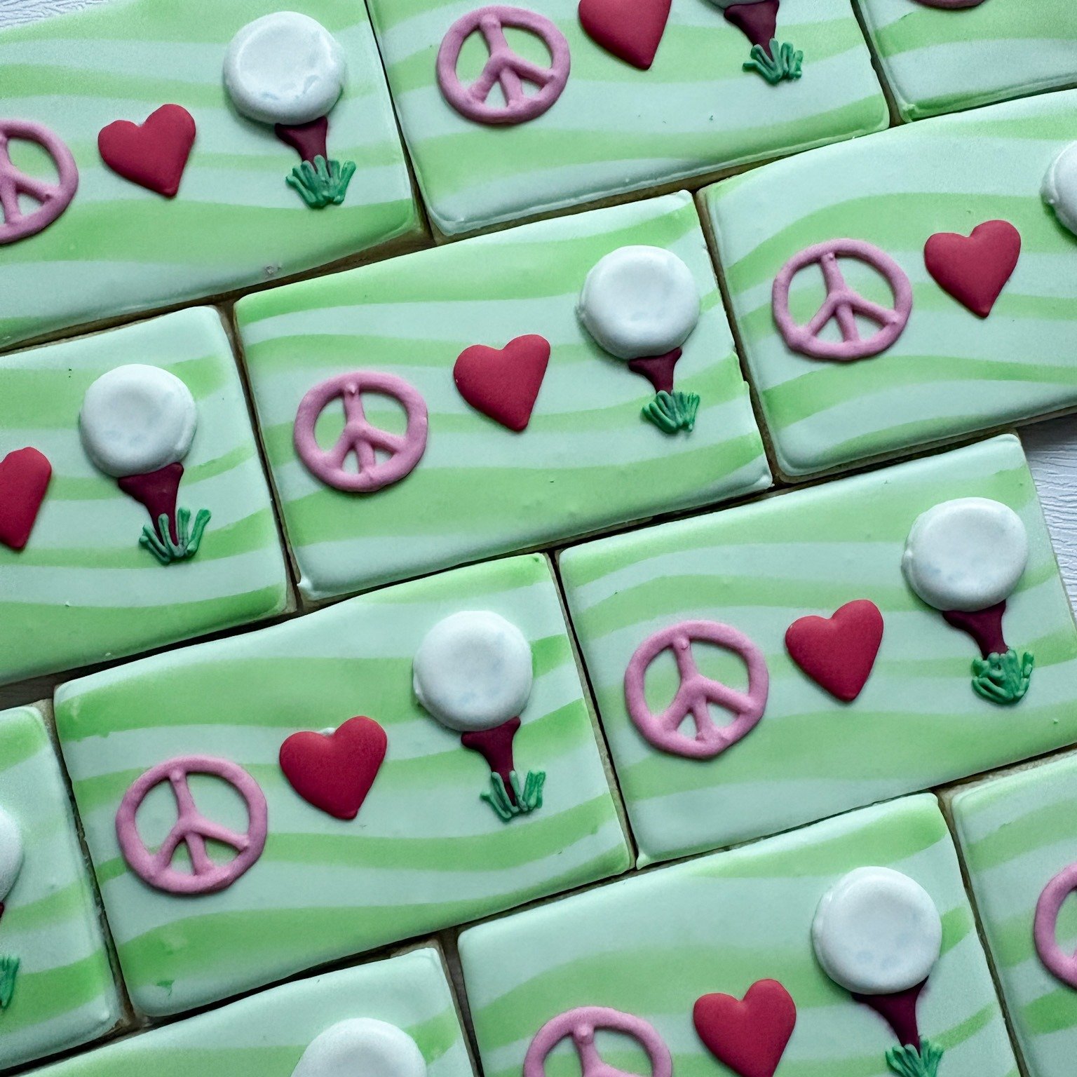 ✌️☮️💗🏌️&zwj;♀️ Peace, Love &amp; GOLF! ⛳️

These groovy golf-themed cookies are serving up all the good vibes! ✌️🌸 From golf balls and clubs to colorful peace signs and hearts, this set is the perfect way to celebrate someone who loves the game wi