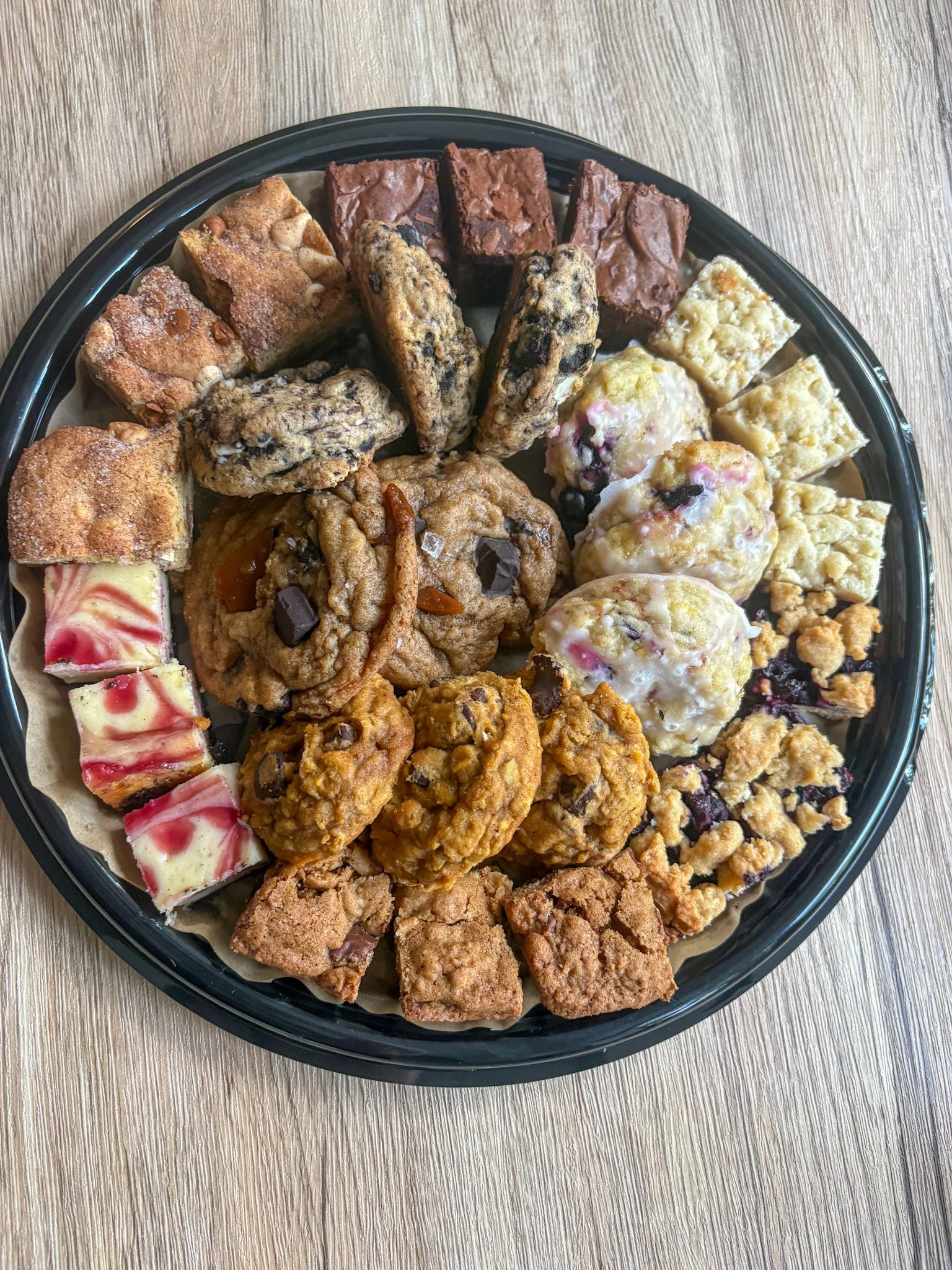 🍪✨ Need a sweet treat for your next celebration? ✨🍫

My cookie &amp; bar trays are the perfect way to feed a crowd! From classic cookies to delicious brownies and dessert bars, create an assortment that has a little something for everyone. 😋

Perf
