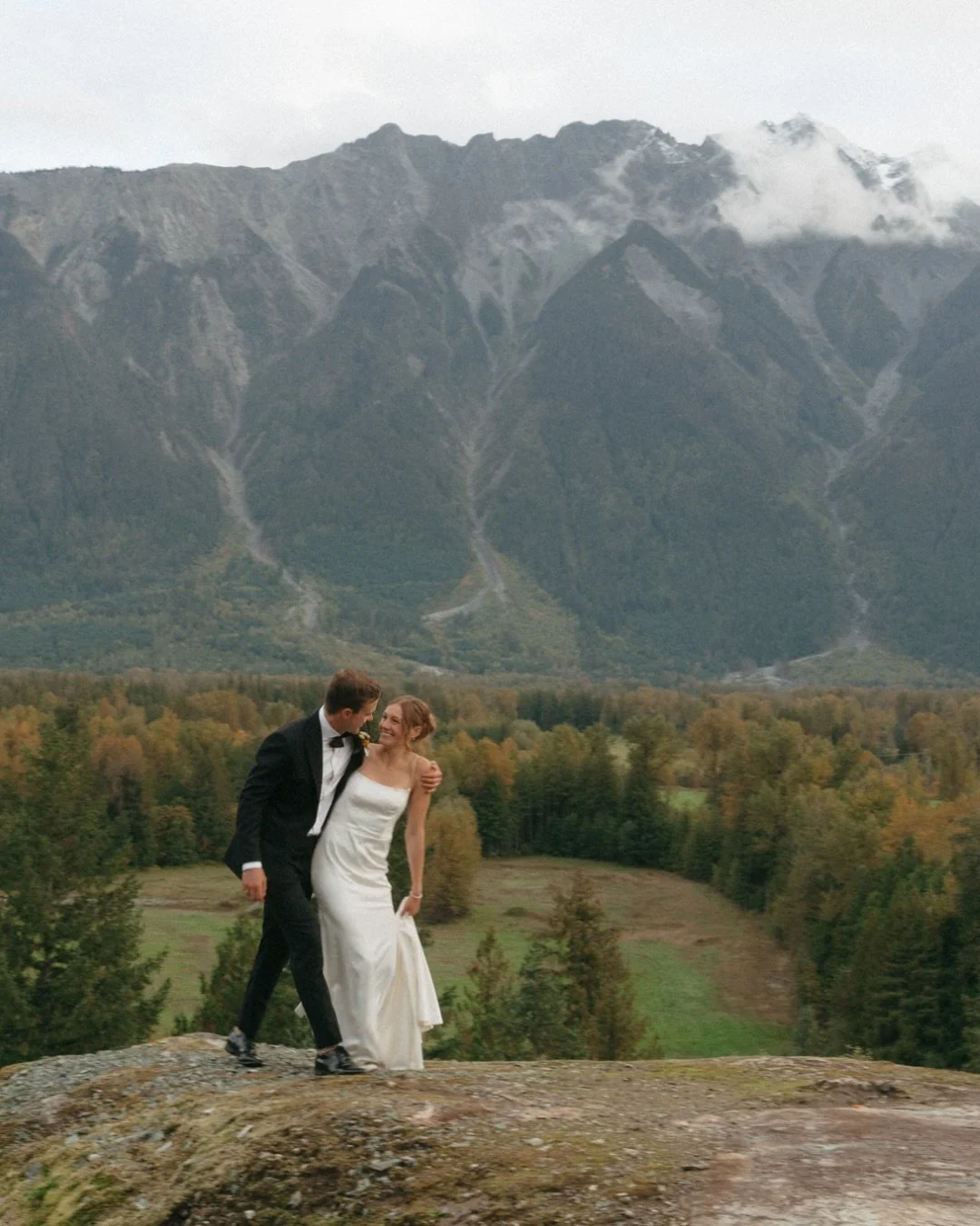 Obsessed with these photos, these two and their dog. The most perfect spot for portraits in Pemberton overlooking the mountains 🥰
