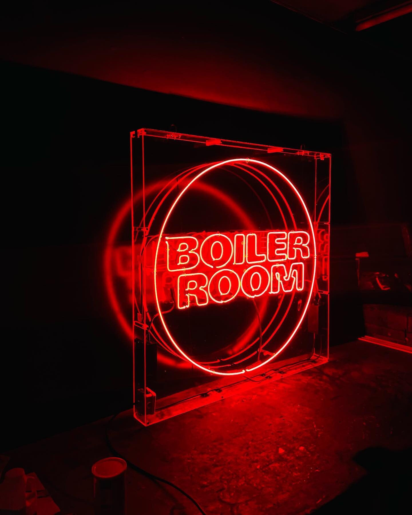 💃🏻FESTIVAL SEASON 💃🏻.
.
Hot stuff completed last week for @openairfly @boilerroomtv and @nrg_raves at Hopetoun House - Big old neon - big energy RGB lightbox.
.
That festival season is well and truly upon us - hit us up for that proper signage re