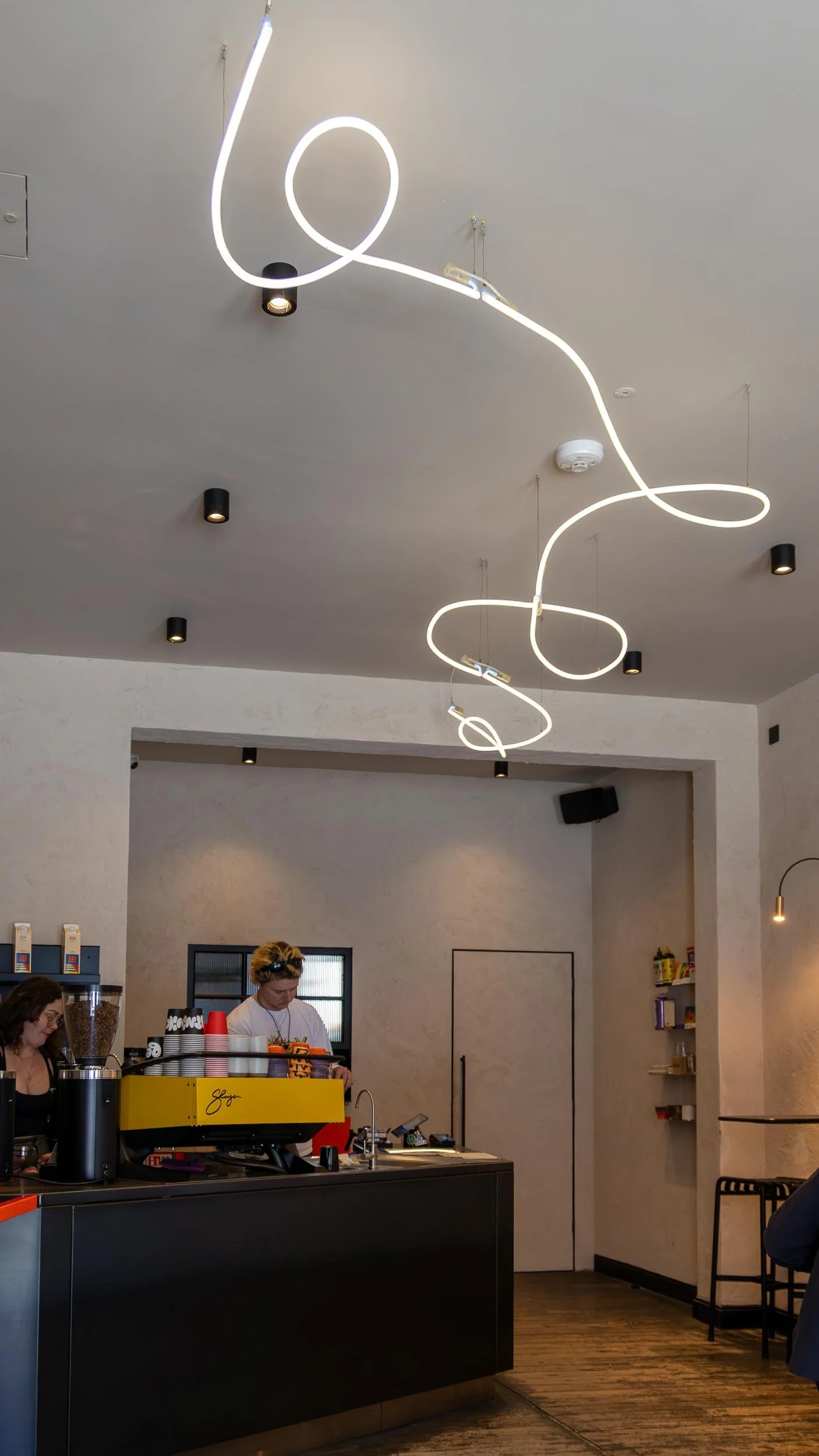 organic-style-deign-neon-coffeeshop-solas.jpg