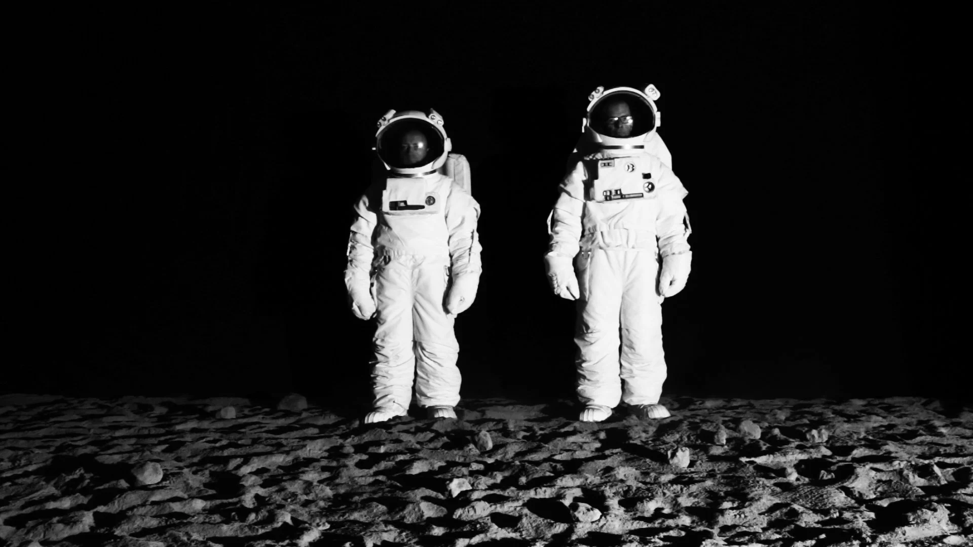 BORED ASTRONAUTS ON THE MOON (2011) 20'00"