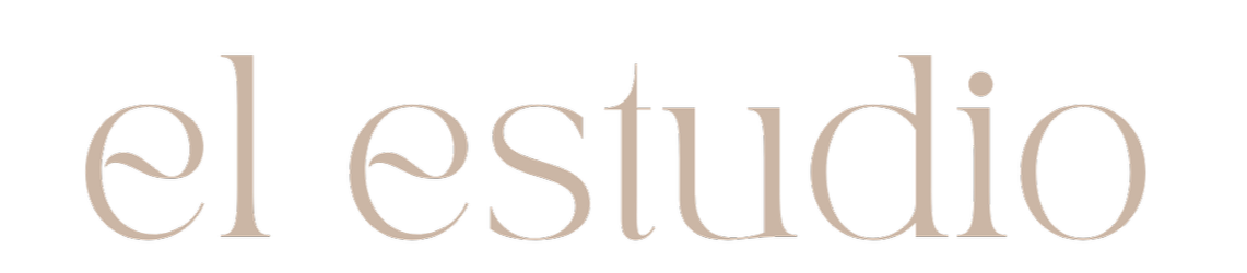 Logo with the words "el studio" in lowercase letters in a beige color on a black background.