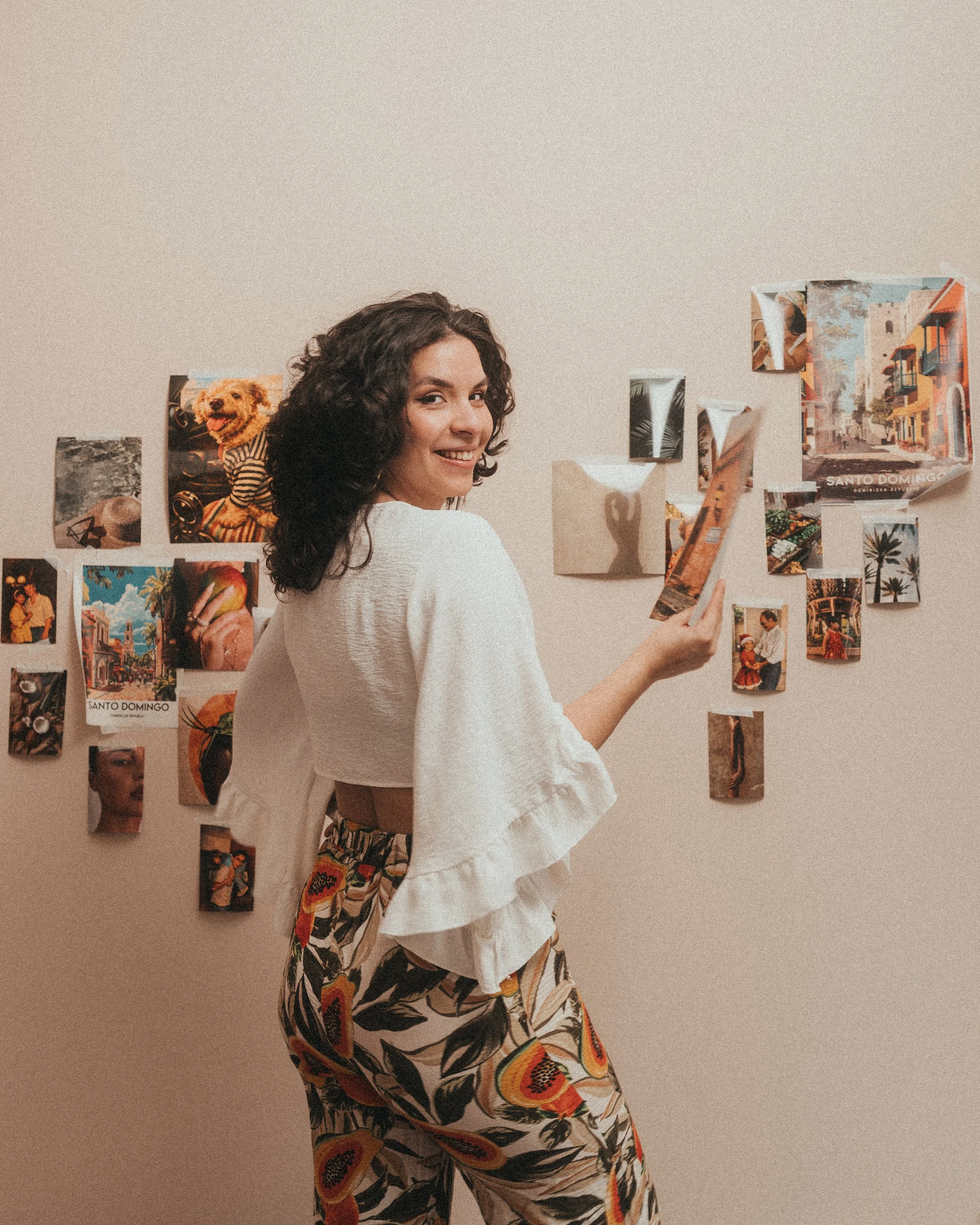 Antoinette, Gründerin von pacomangú, vor einem Moodboard mit dominikanisch inspirierten Bildern.
