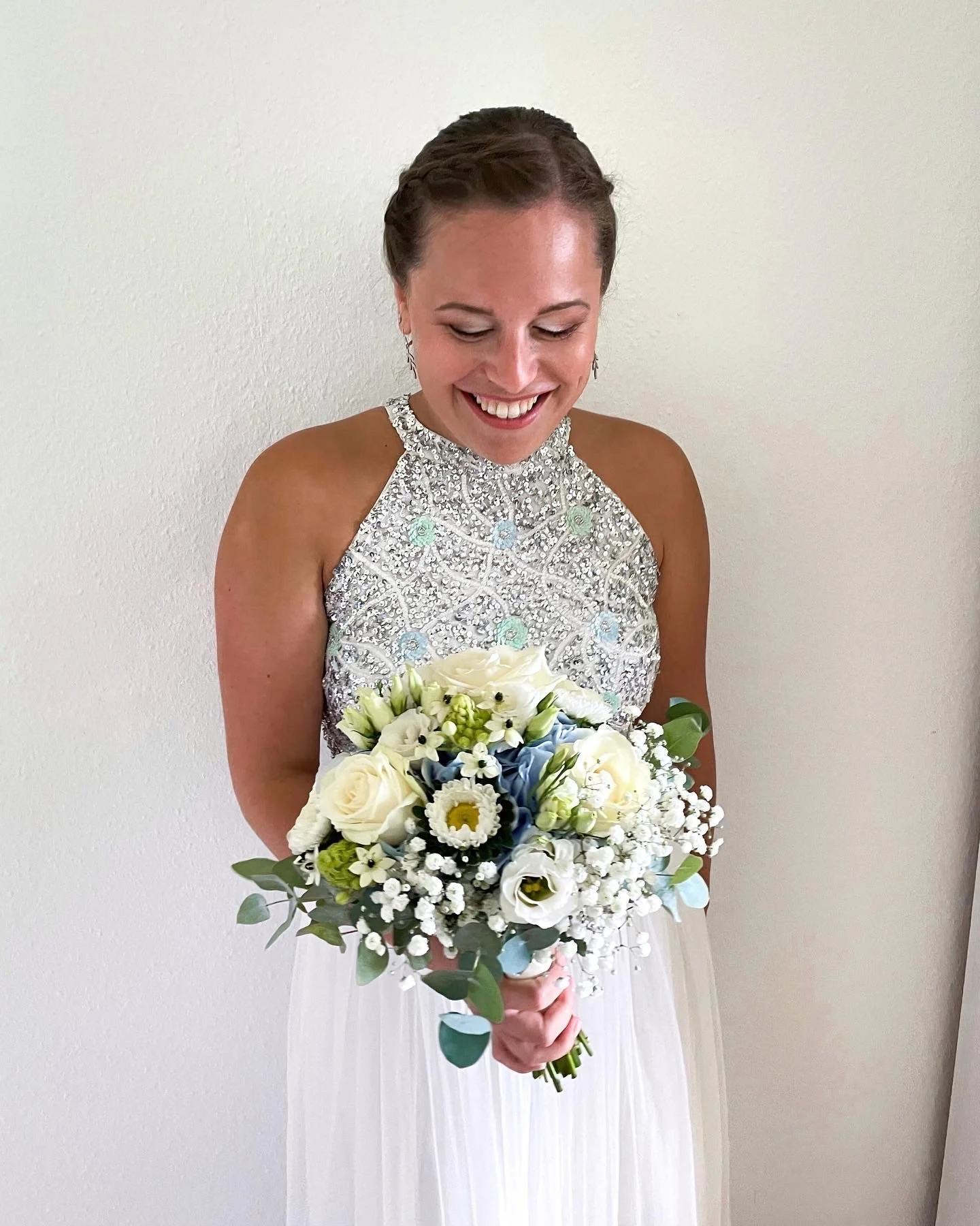 Braut mit natürlichem Bridal Makeup von pacomangú für einen stimmigen Hochzeitslook.