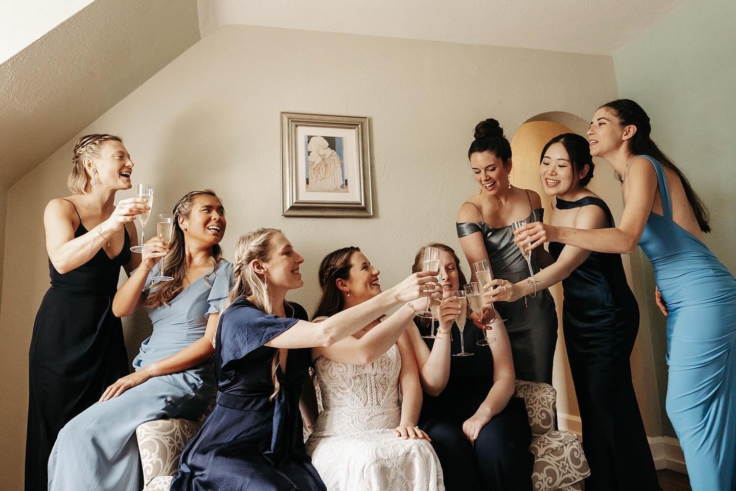 A cheers to that🥂🤍 

Second shot for my favorite @wildbloomphotostudio
