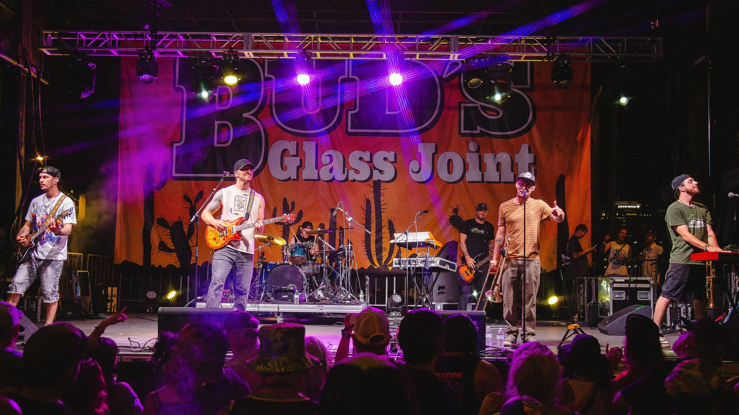 Tropidelic from crowd.jpg