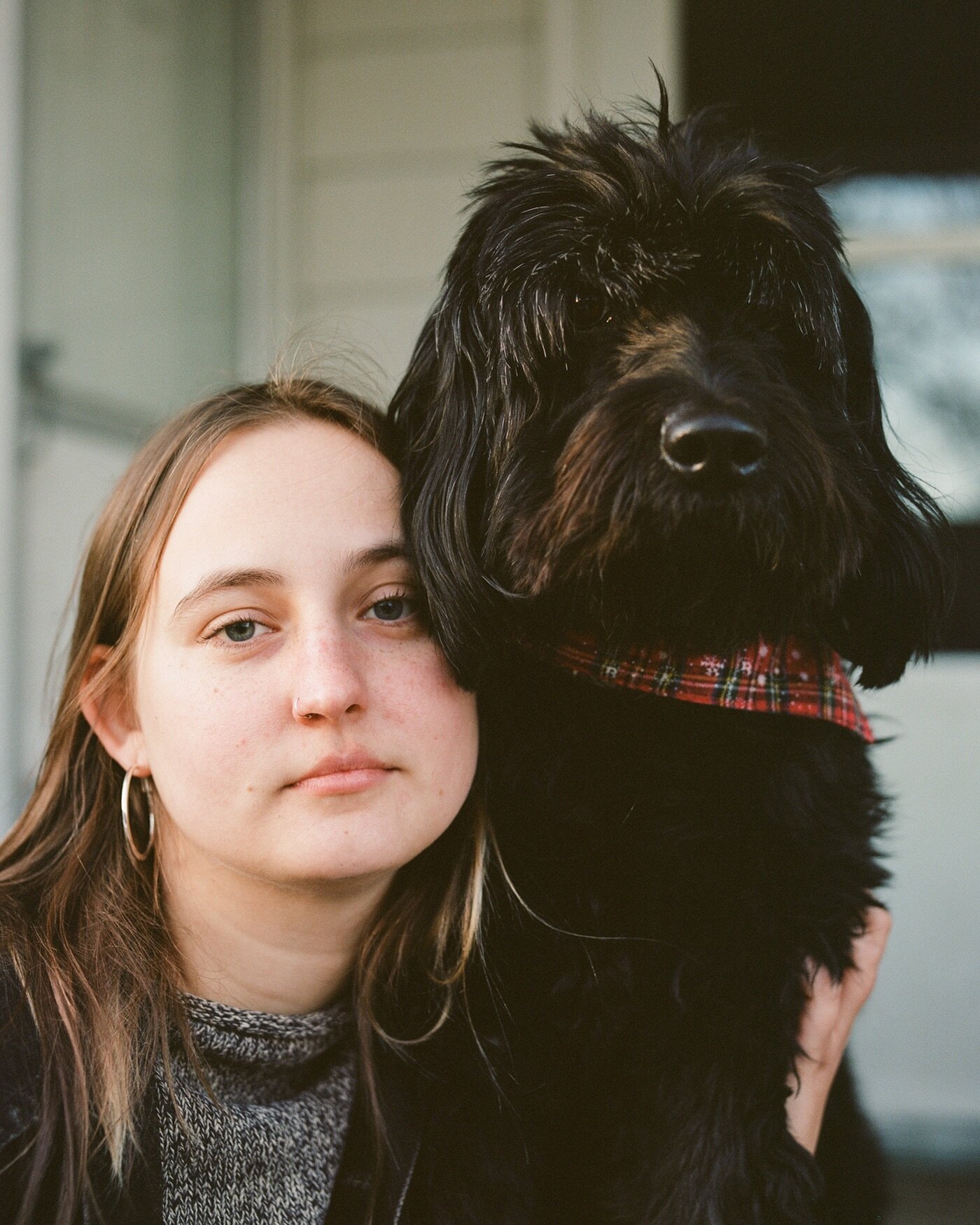 Kamila + Sadie, at home, December 2021 🐾 

medium format film 🎞️