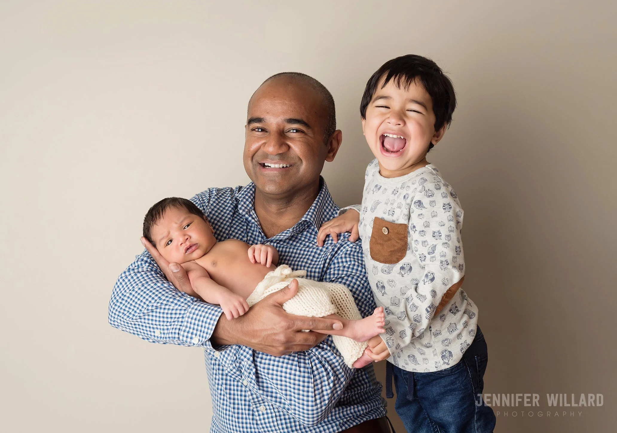 What to Wear for your Newborn Photoshoot - A New Parent’s Guide  