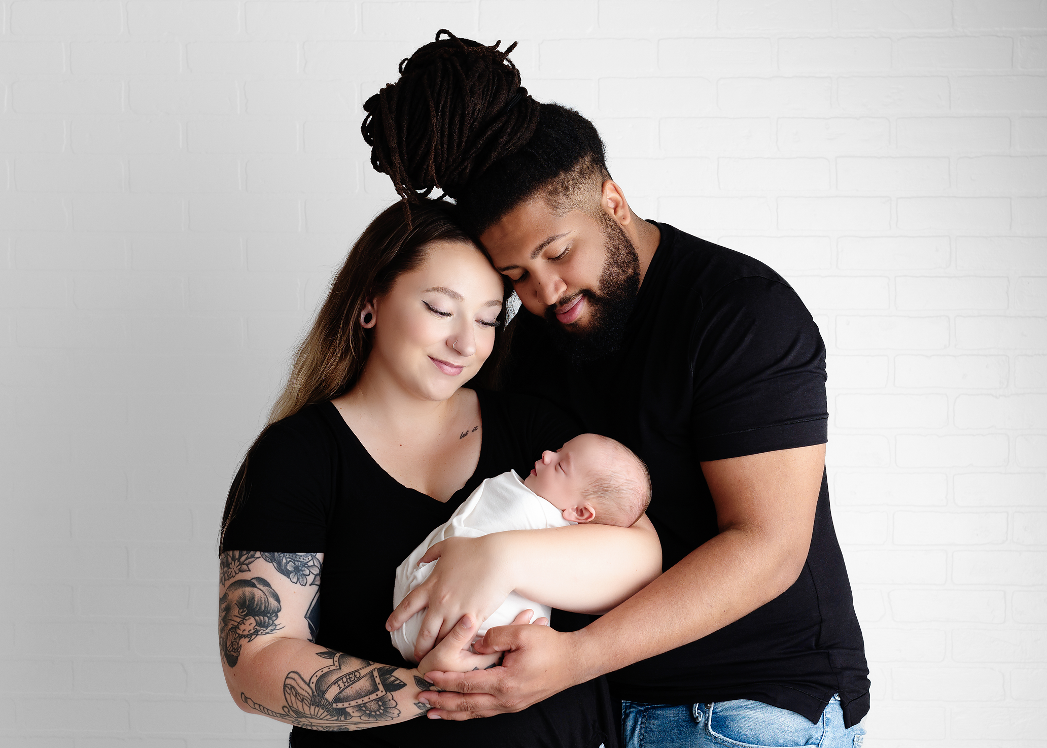 mother-father-black-shirts-newborn-white-wrap-Kingston-family-photographer.png