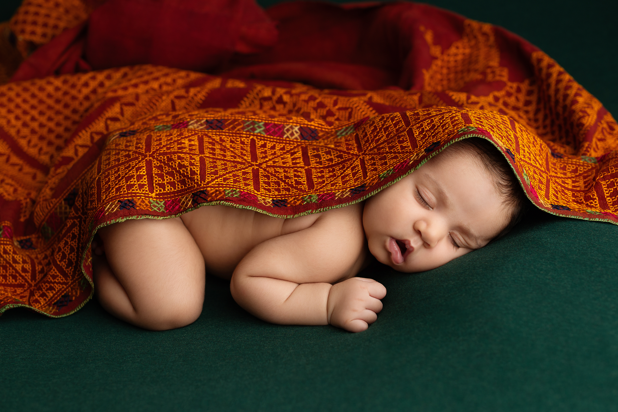 newborn-girl-green-blanket-orange-fabric-Kingston-family-photographer.png