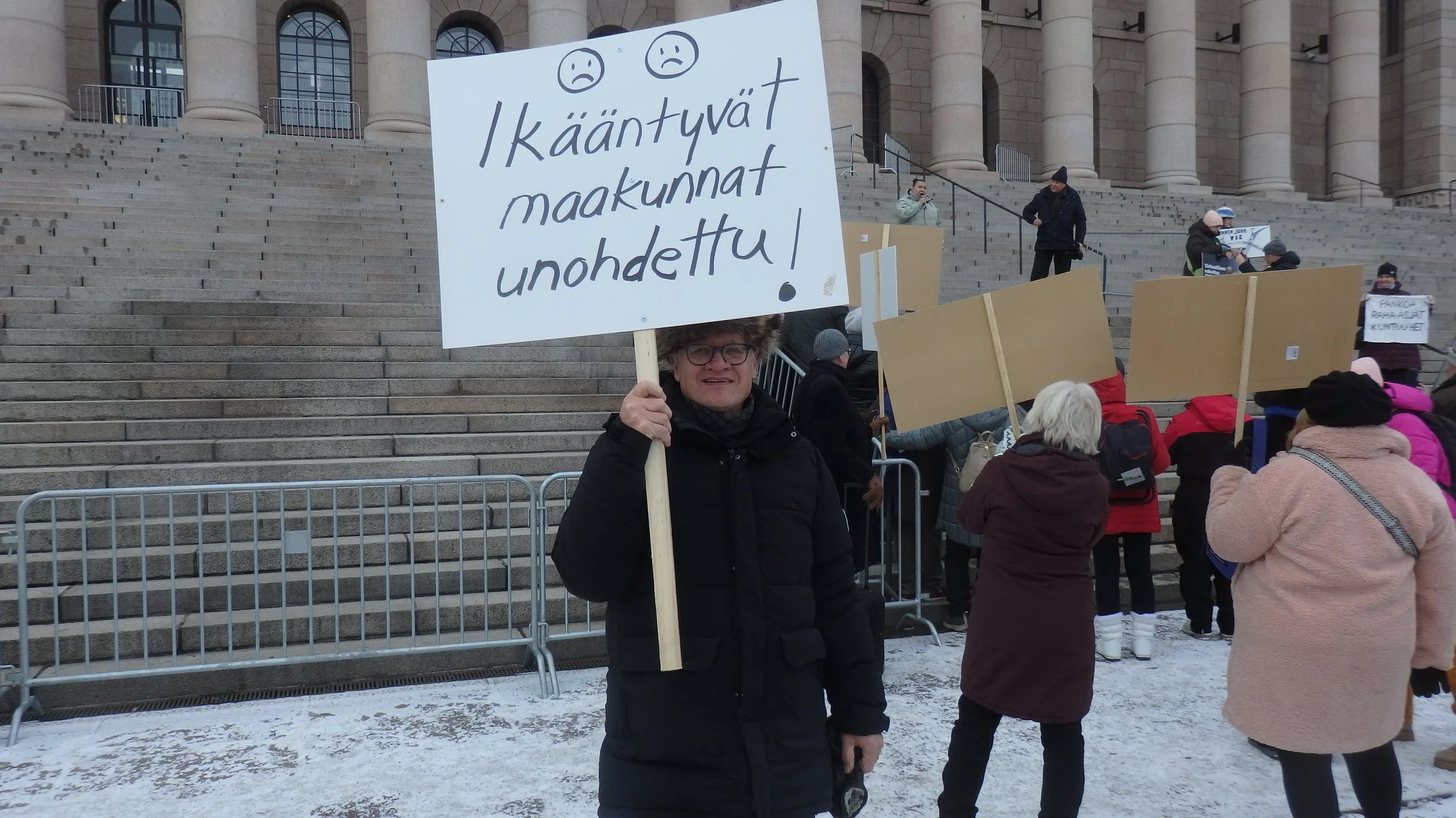 Mielenilmaisu eduskuntatalon portailla