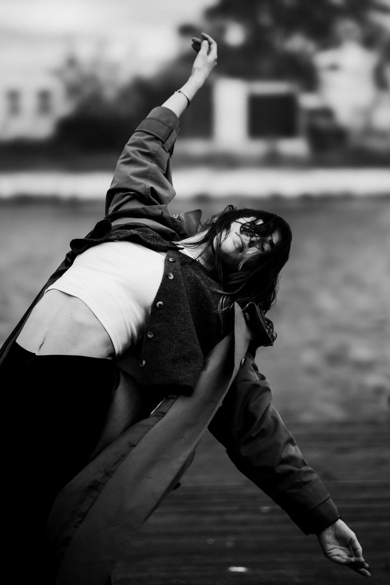Portrait en noir et blanc d’une danseuse en mouvement libre – lâcher-prise corporel en extérieur dans le Var.