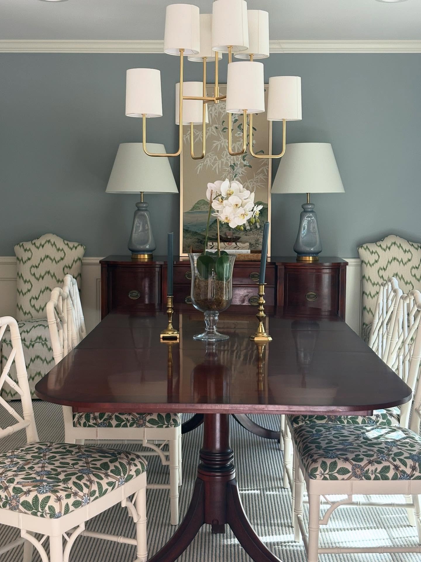 Tis the season for dining rooms to ✨shine✨

I had ☕️ at my friend-client&rsquo;s this morning, and couldn&rsquo;t help but smile knowing this room is about to take center stage for the holidays 🍽️🌟