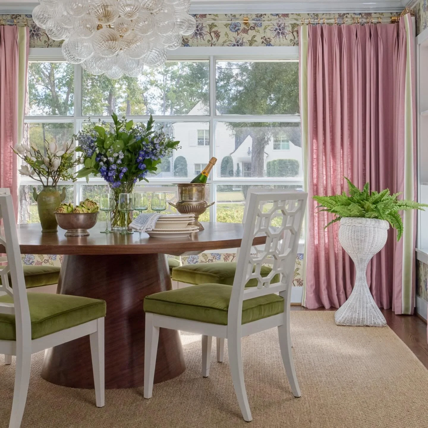 never met a shade of purple I didn&rsquo;t like 🪻

Between the lavender drapes, the plummy aubergine in the @akhardeman.art piece, and the dusty orchid tones in the @schuylersampertontextiles wallpaper, I think we covered just about every hue of pur