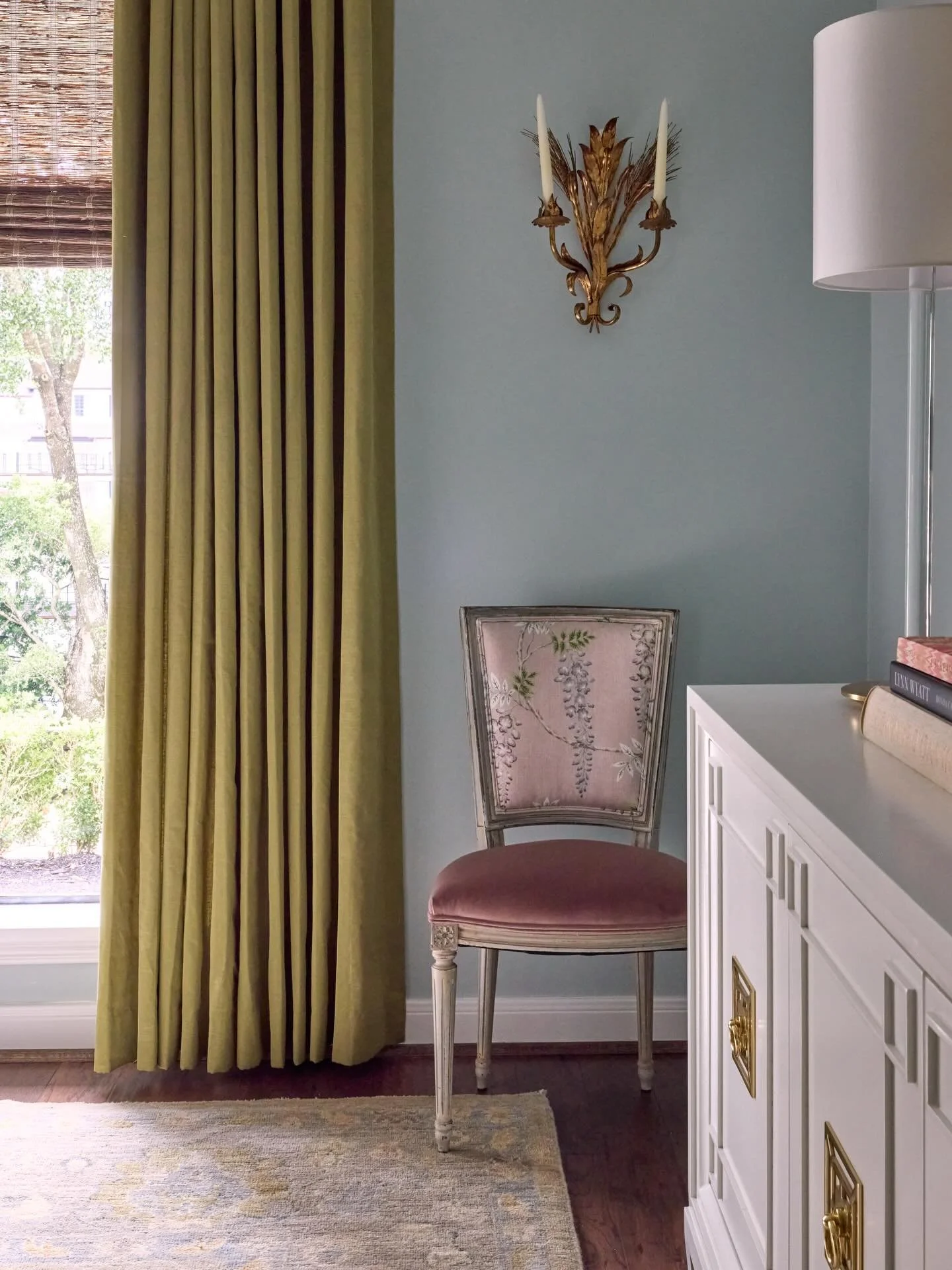 spring is springinggg 🌷in this lovely dining room that&rsquo;s ready for hosting