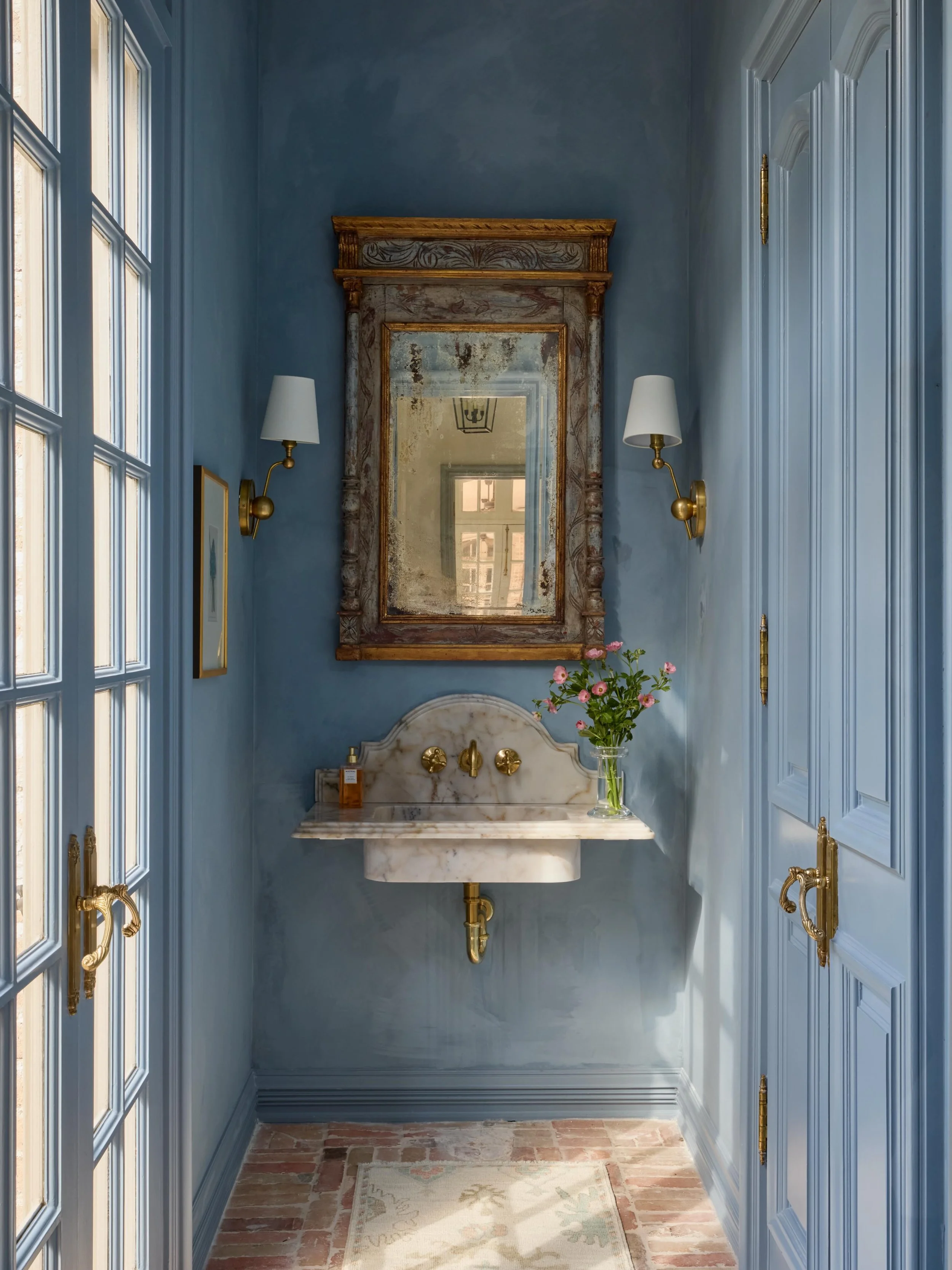 taking a little dip in this limewash &amp; light drenched pool bath 💦 at our project chateau Beinhorn 

design by @kouklaco 
photography by @rachelalysephotography

#poolbathroom #poolbath #houstoninteriordesign #summerinteriors