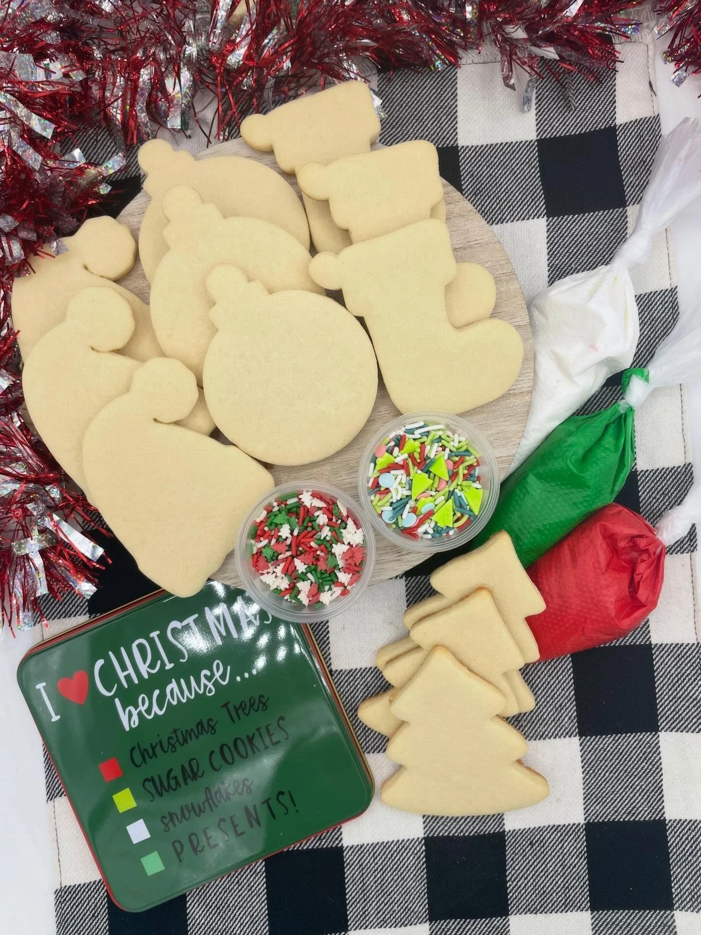 Is it even Christmas🎄if you don&rsquo;t decorate sugar cookies?! Hmmmm 🤔. Here is your chance to order: https://www.styledcookie.com/pre-sales

 #styledcookie #styledcookies #sugarcookies #sugarcookie #sugarcookidecorating #sugarcookiesofinstagram 