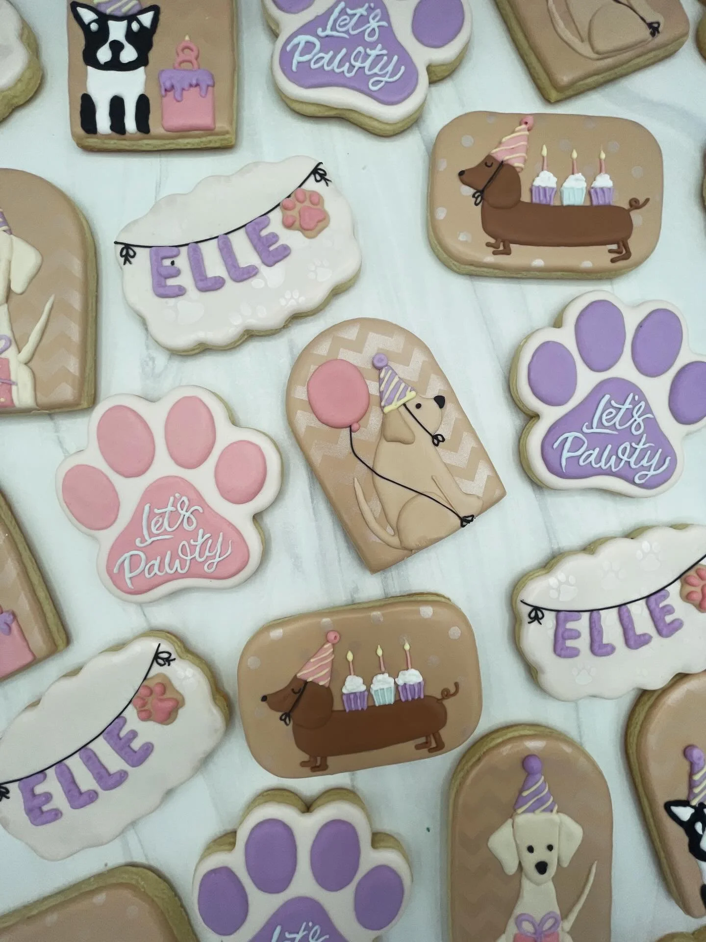 Such an adorable birthday pawty!!!!

 #styledcookie #chicagonorthshoremoms #sugarcookiemarketing #chicagocookiedecorator #dogthemecookies