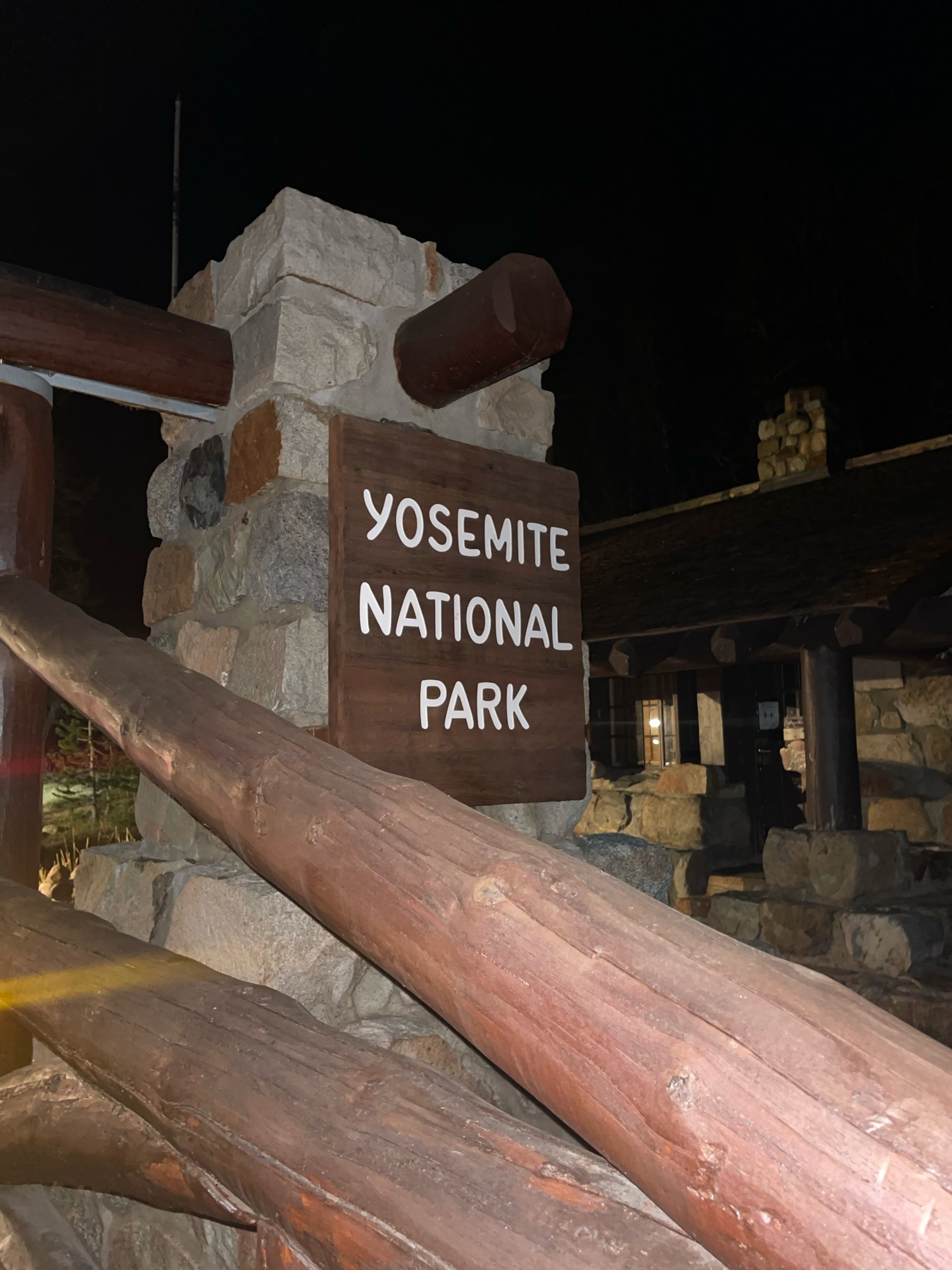 yosemite-national-park-sign.jpeg