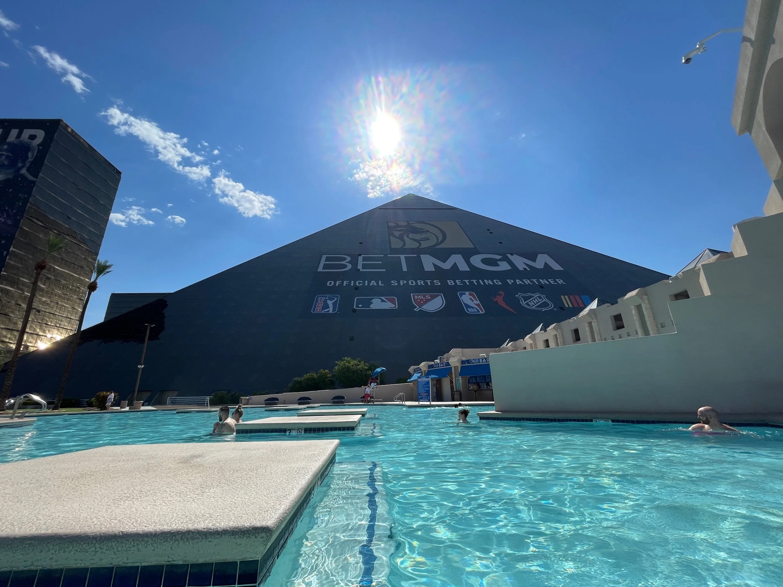 las-vegas-luxor-pool.jpeg