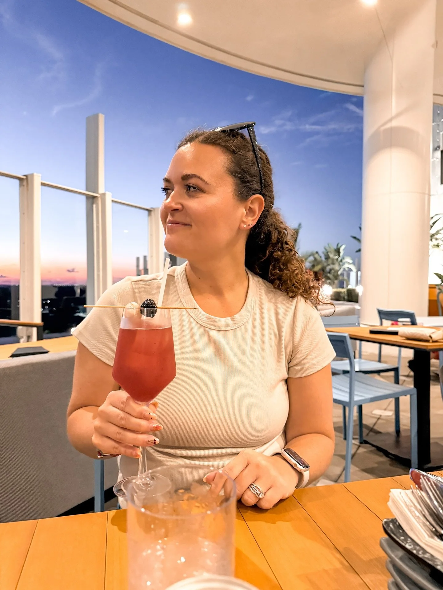 Dinner with a view ☀️ 

After a full day at Universal, nothing beats winding down at Bar 17 Bistro&mdash;good food, refreshing bites, and one of the best views in Orlando. The perfect end to a theme park day!

#travelwithjoshandtaylor #goldgellgetawa