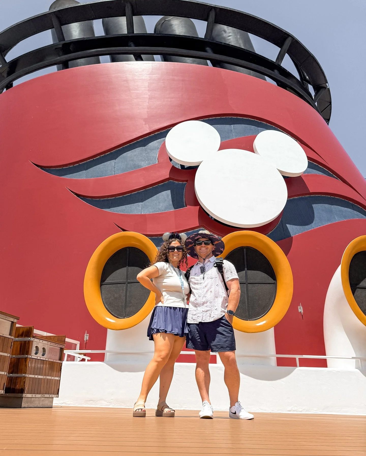 Your first day on board the Disney Magic sets the tone for your entire cruise, here&rsquo;s how to make the most of embarkation day as a couple 💙

🍹 Skip the buffet crowds. Head to a sit-down restaurant like Rapunzel&rsquo;s for a calmer (and more 