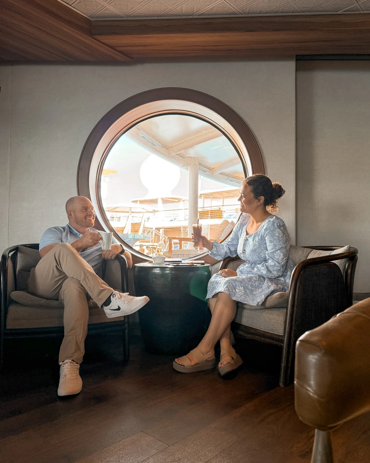 Morning coffee with an ocean view? Yes, please ☕️ 

The Cove Caf&eacute; on the Disney Magic quickly became our go-to spot &mdash; tucked away in the adults-only area, it&rsquo;s the perfect little escape for couples looking to relax and recharge. Wh