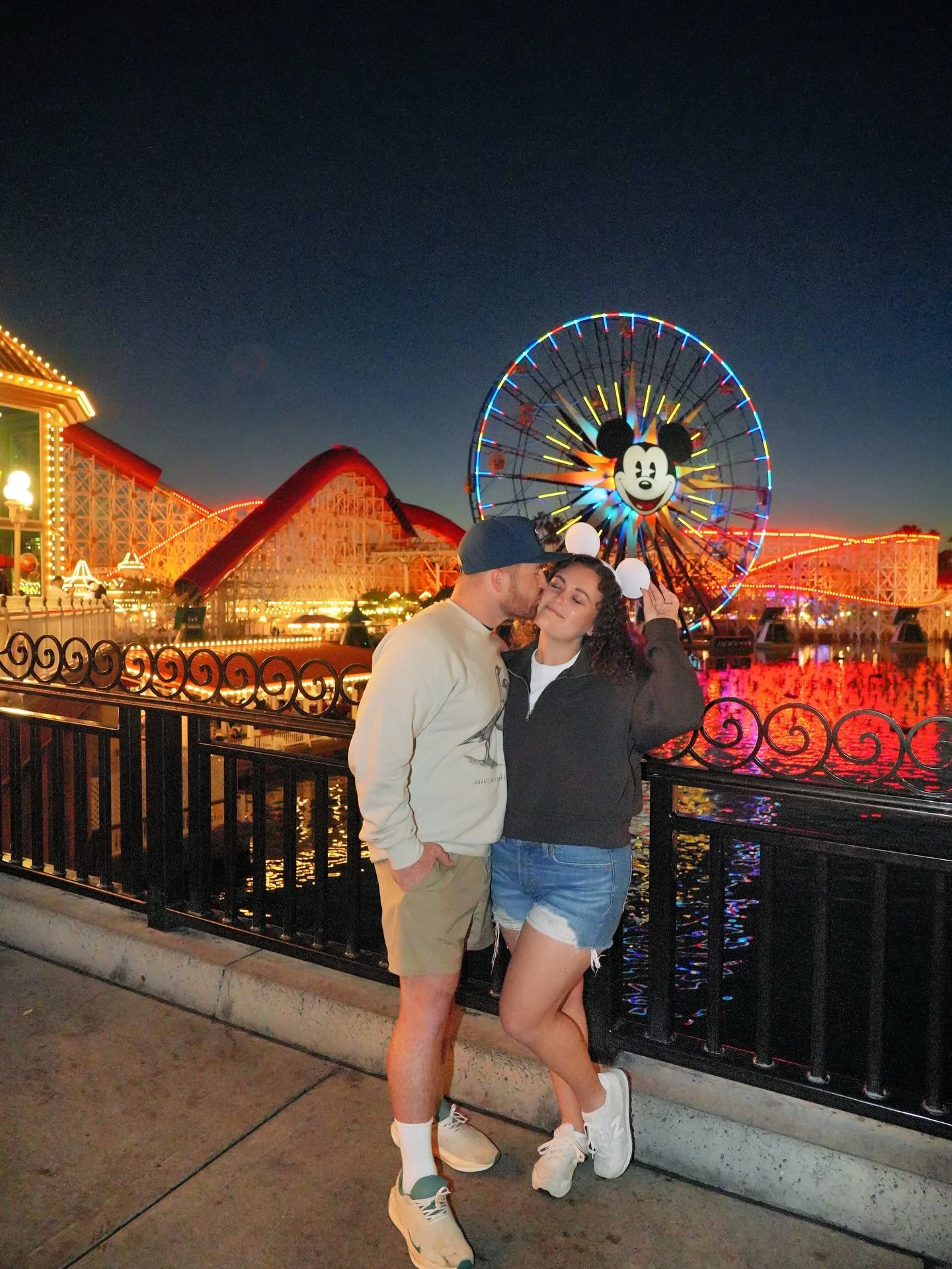 Sunset views at Lamplight Lounge ✨🌅

Good food, great drinks, and one of the best seats in DCA!

#travelwithjoshandtaylor #goldgellgetaways #lamplightlounge #pixarpier #disneyadults