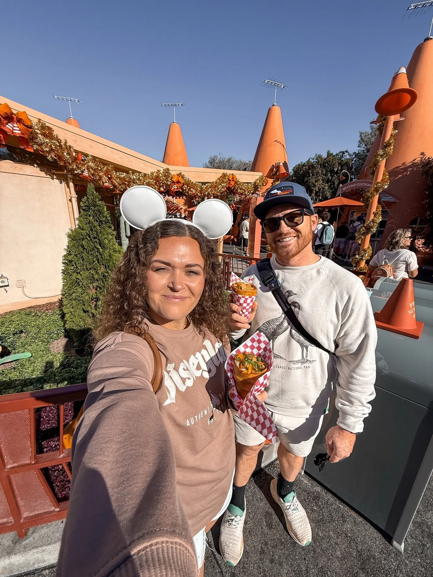 if you&rsquo;ve never had a cozy cone, this is your sign to get one 🤤 

#travelwithjoshandtaylor #goldgellgetaways #cozycone #californiaadventurepark #carsland