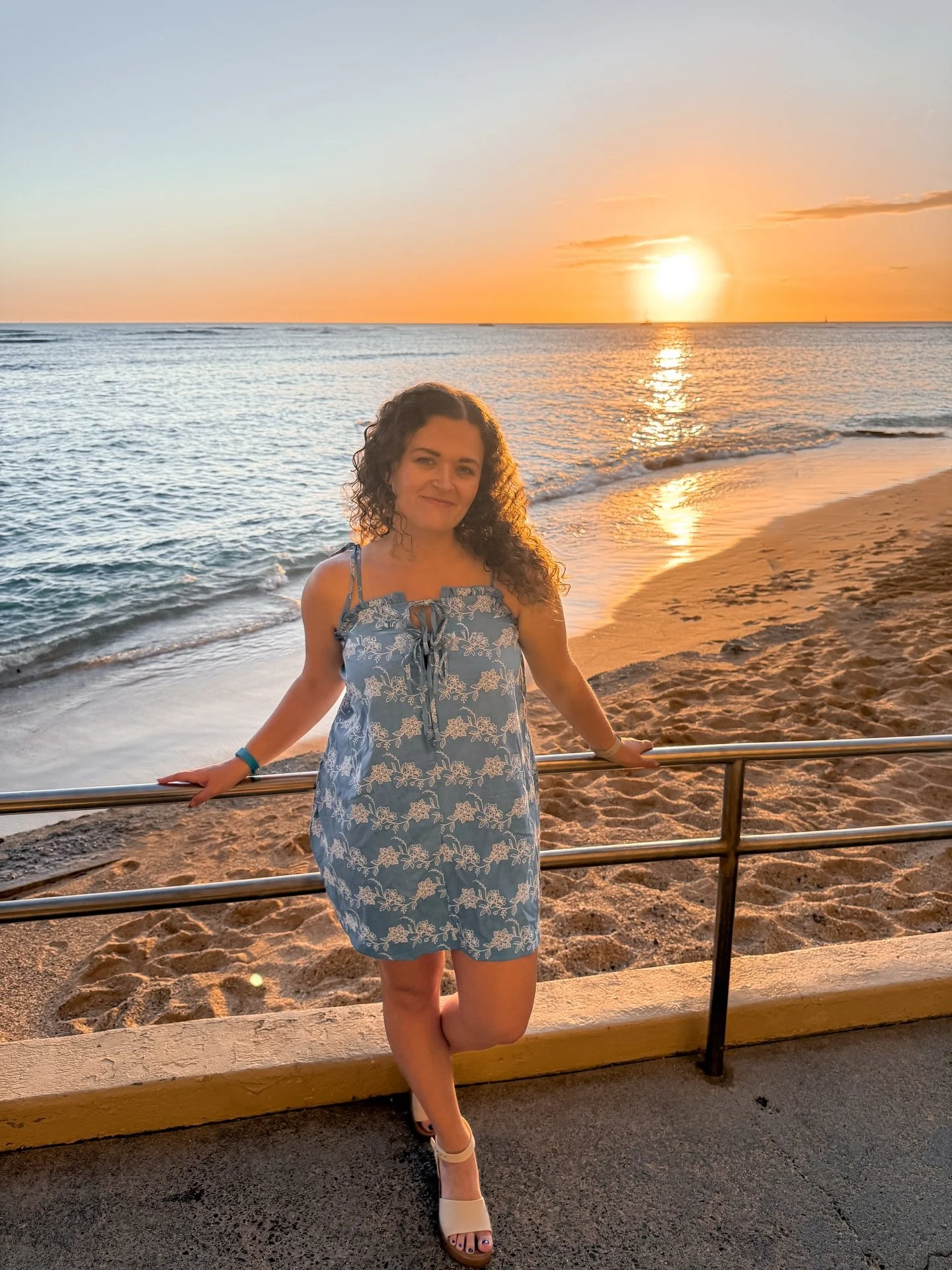 an evening in waikiki ☀️ 

#travelwithjoshandtaylor #goldgellgetaways #waikikibeach #hawaiisunset #monkeypod