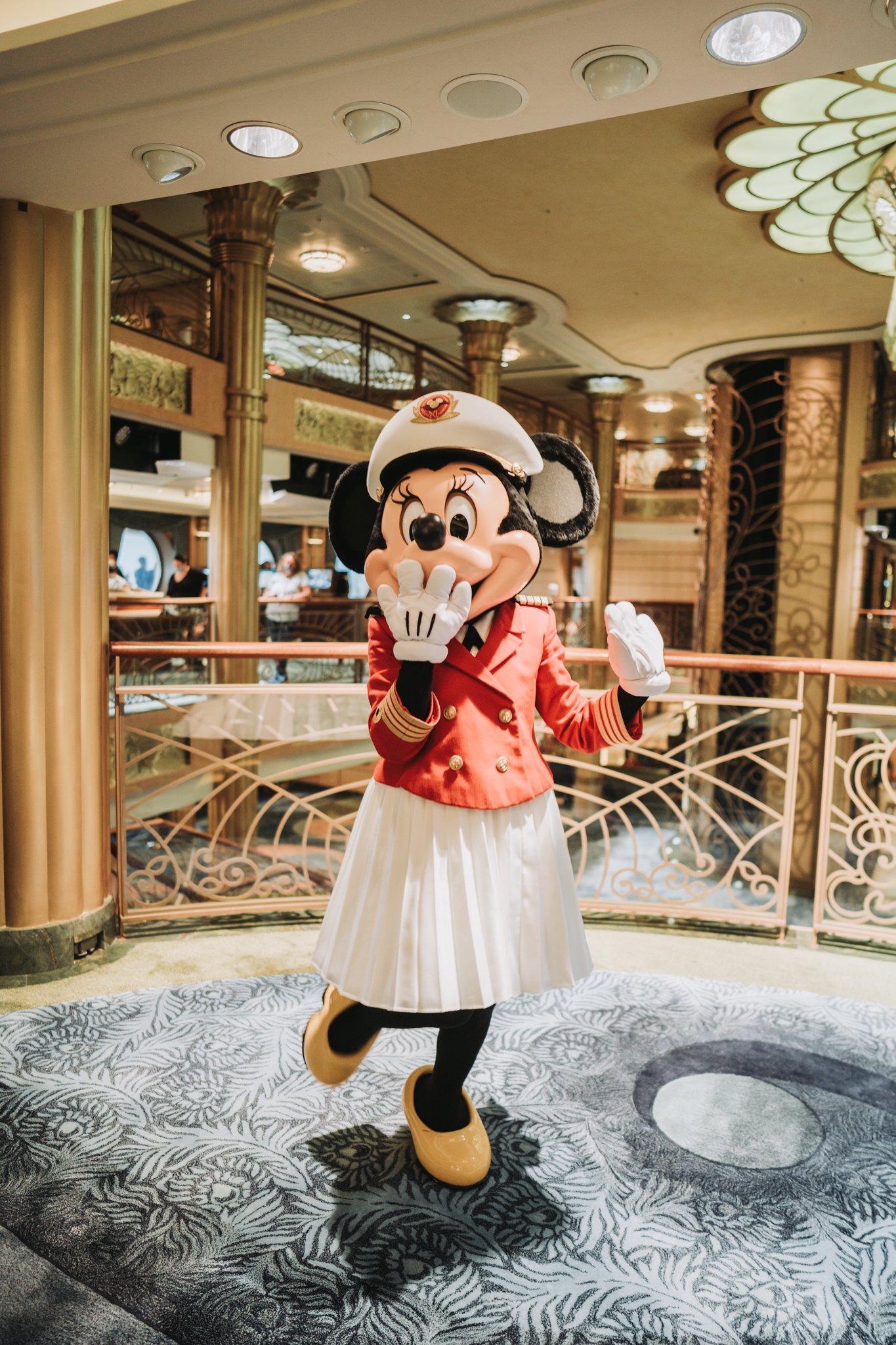 captain-minnie-mouse-disney-fantasy-cruise-deck-4-laughing.jpg
