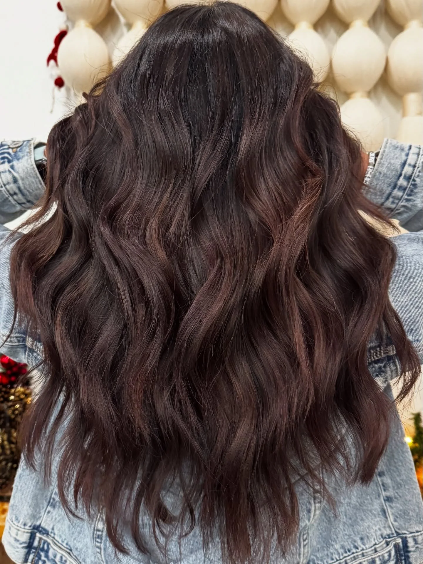The difference between flat brunette and dimensional brunette comes down to how the color is built. Layering tones creates depth so the result looks rich and full. 

Save this for your next appointment 🏷️
 
 
 
#sdhair #sandiegohairsalon #hairgoals 
