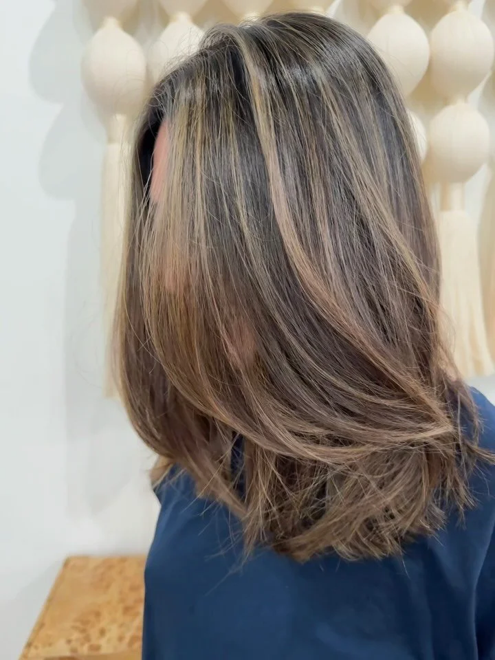 Warmer days usually means a little more lightness, and this felt like a good place to start. Save this post for your spring refresh 🌼

San Diego hair salon dimensional color lived-in highlights #haircolorist #sandiegohairstylist #sdhair