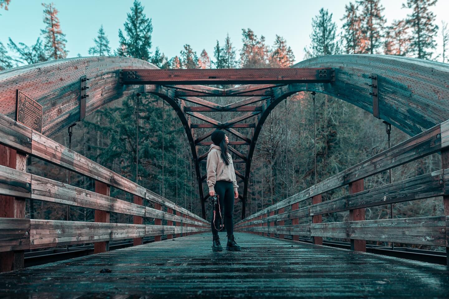 The road to Toketee falls was long and windy but full of cool surprises. We saw this super cool wooden bridge just off the road next to the river. We immediately pulled over to take some photos. Love the way the leading lines look here! 

#oregon #pn