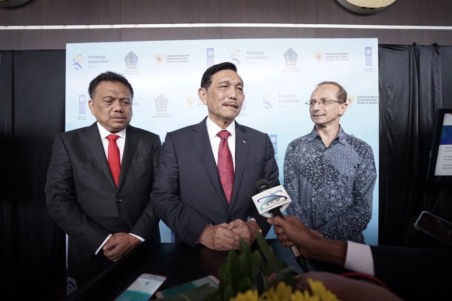 Coordinating Minister Luhut Invited AIS Forum to Face Climate Change
